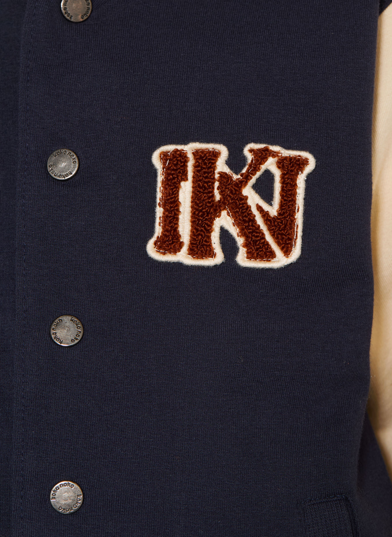 Koko Noko Veste universitaire: BEIGE / MARRON / BLEU FONCÉ