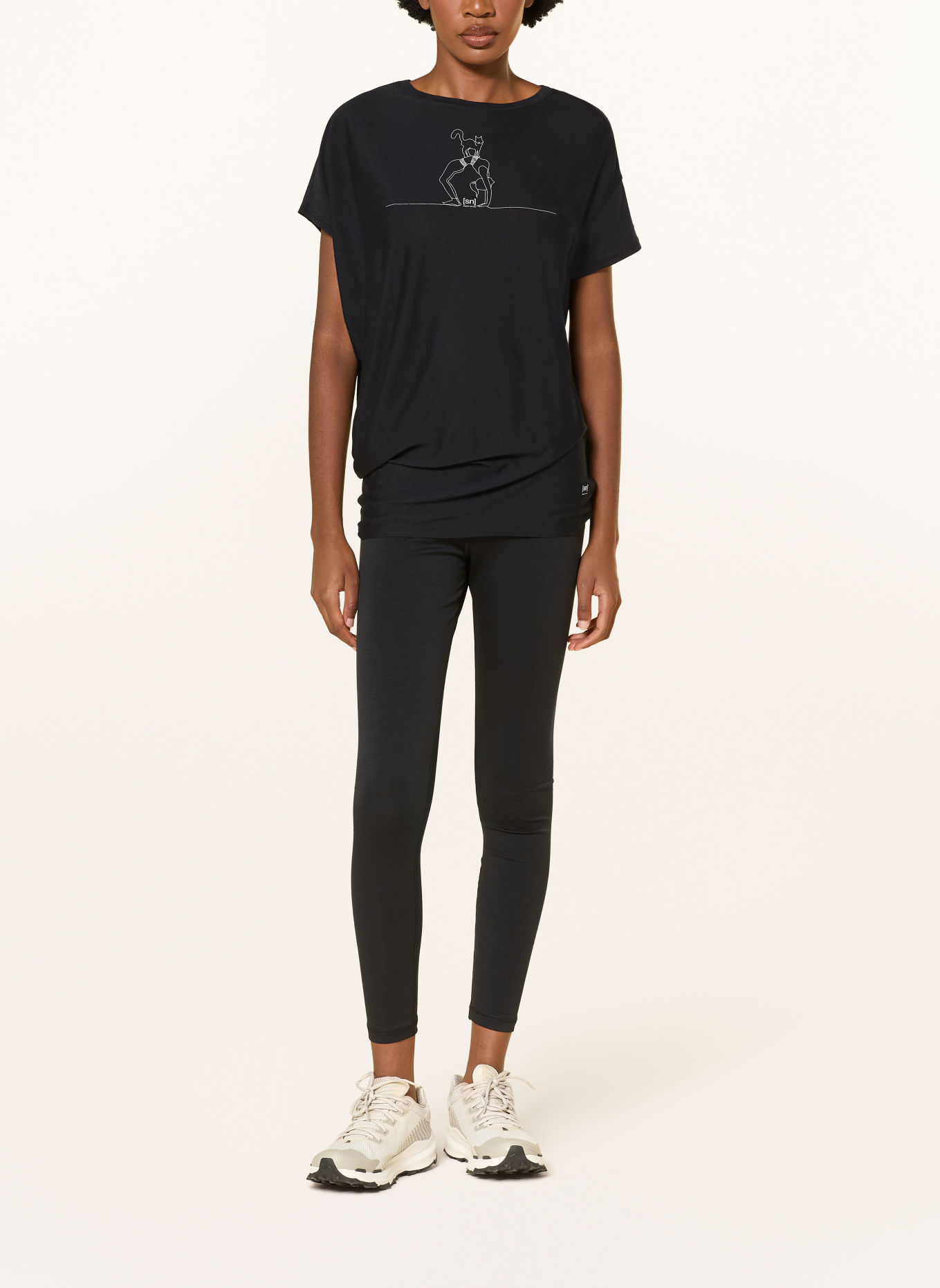super.natural CAT YOGA Performance Shirt: BLACK / LIGHT GRAY