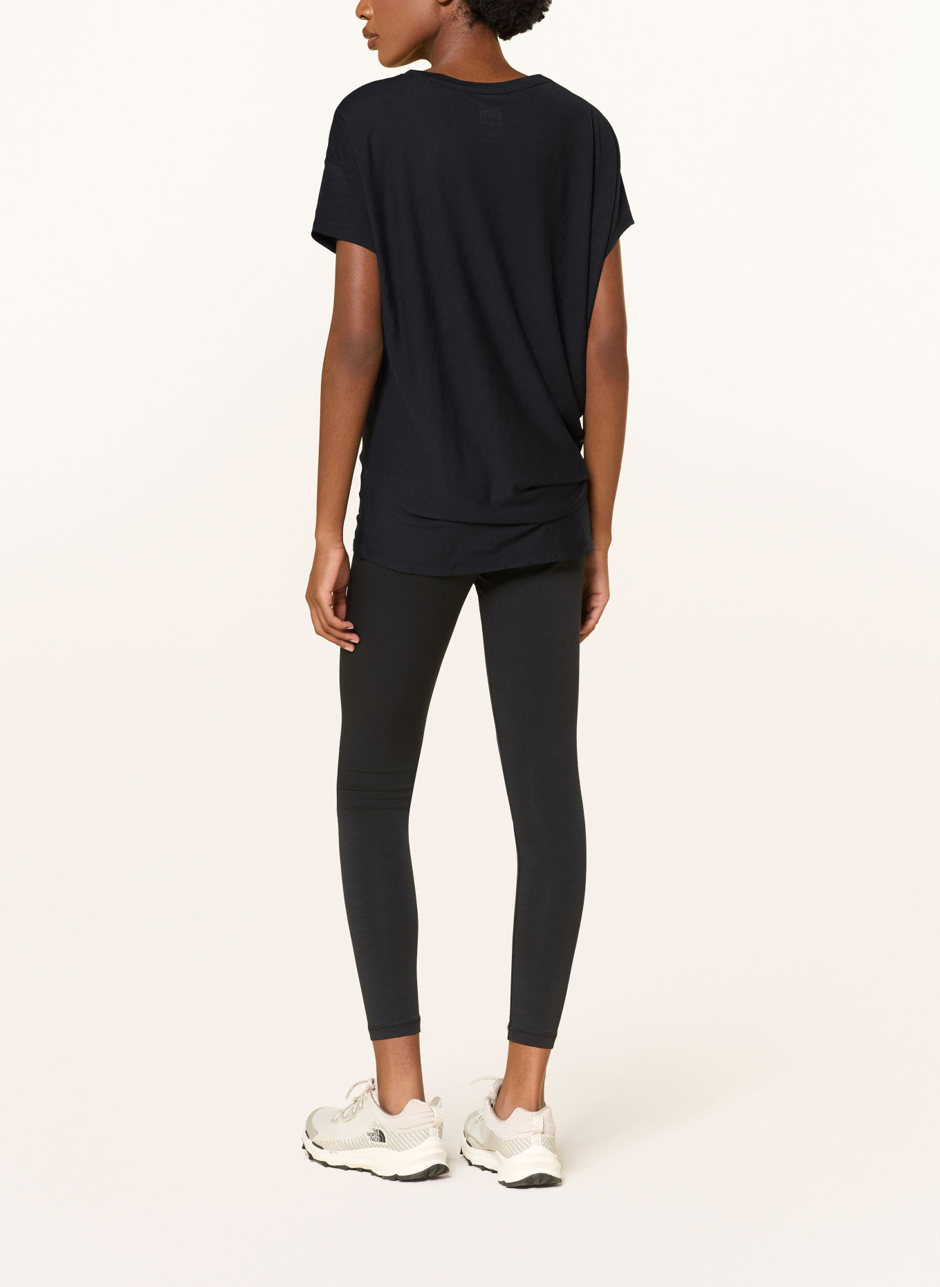 super.natural CAT YOGA Performance Shirt: BLACK / LIGHT GRAY