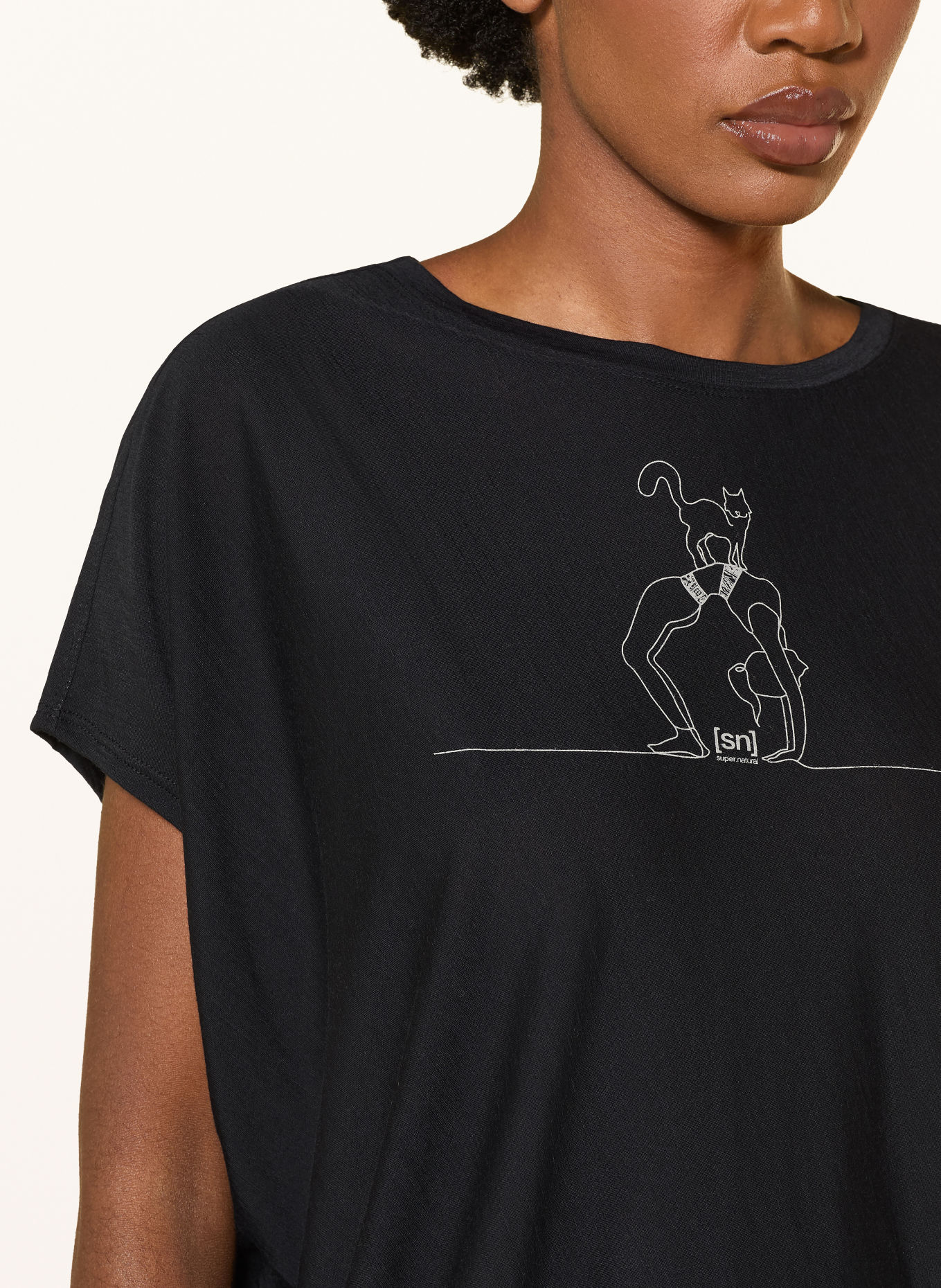 super.natural CAT YOGA Performance Shirt: BLACK / LIGHT GRAY