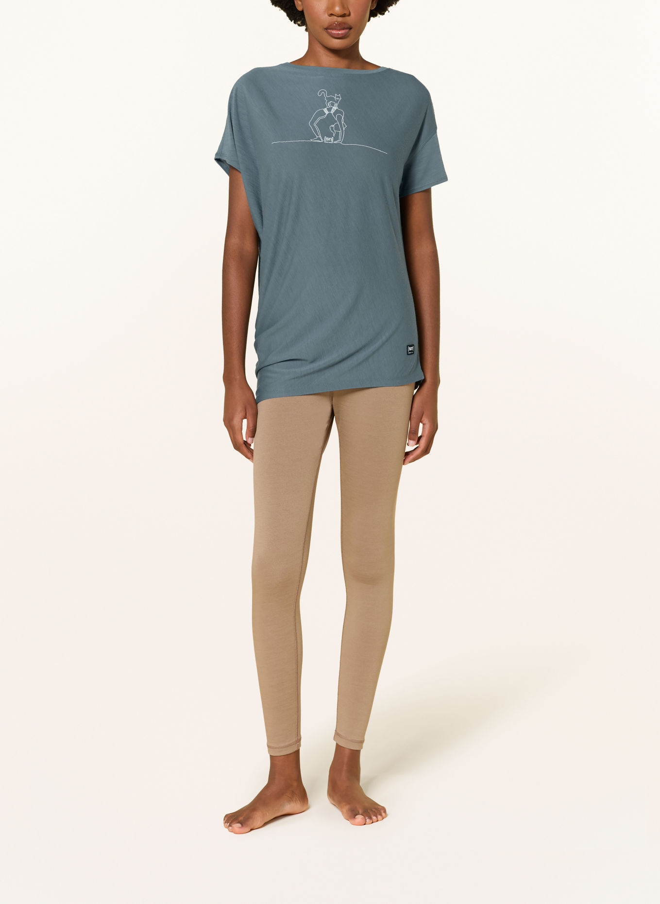 super.natural CAT YOGA Performance Shirt: BLUE GRAY / CREAM