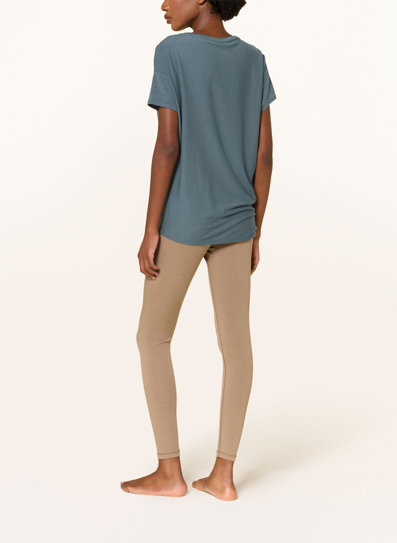 super.natural CAT YOGA Performance Shirt: BLUE GRAY / CREAM
