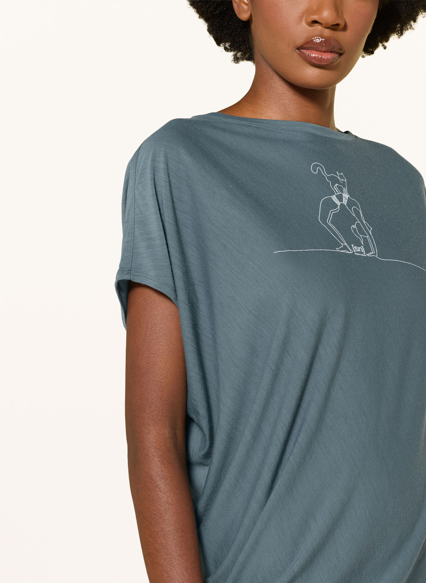 super.natural CAT YOGA Performance Shirt: BLUE GRAY / CREAM