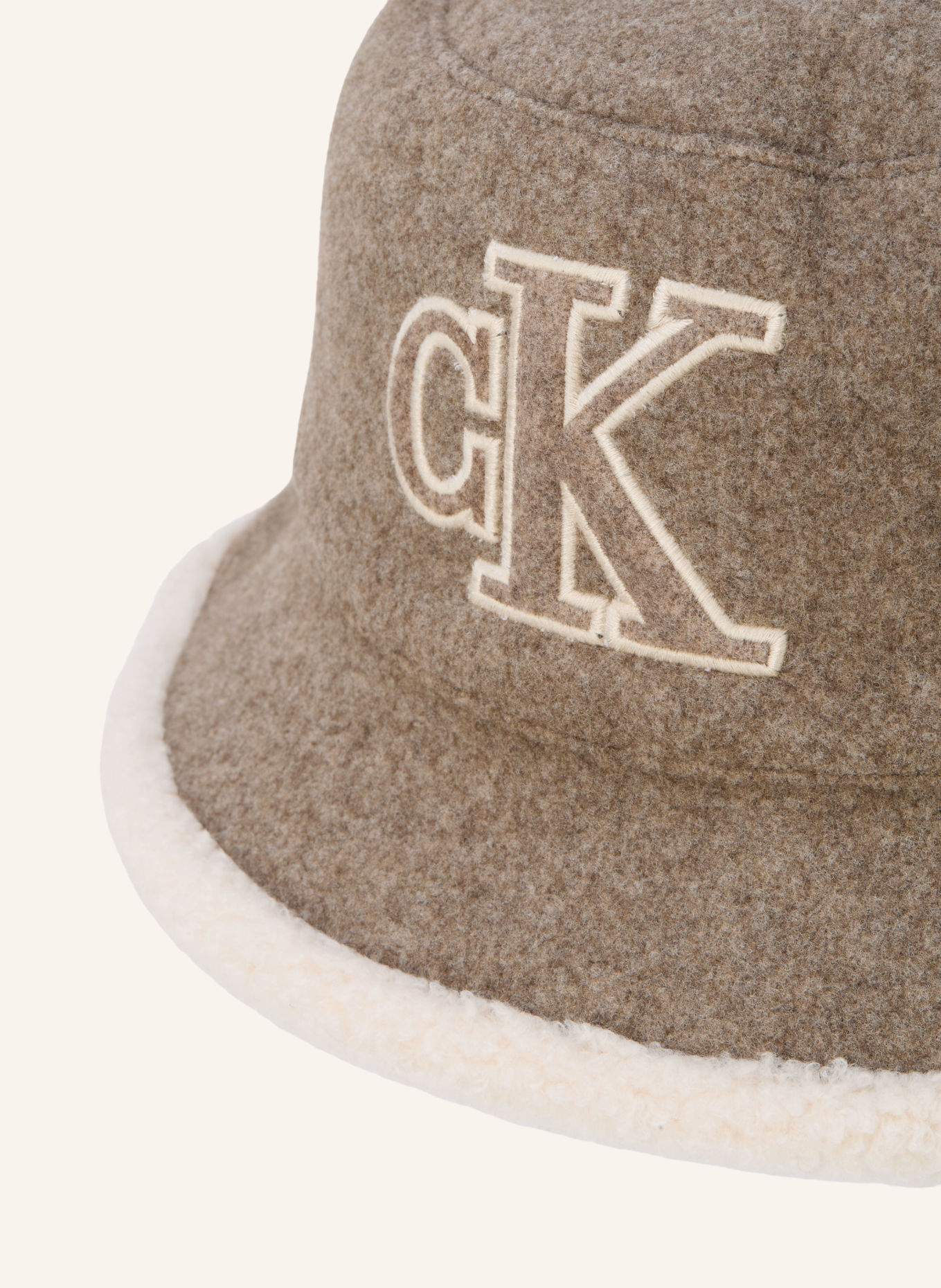 Calvin Klein Bucket hat with teddy fur: TAUPE / CREAM