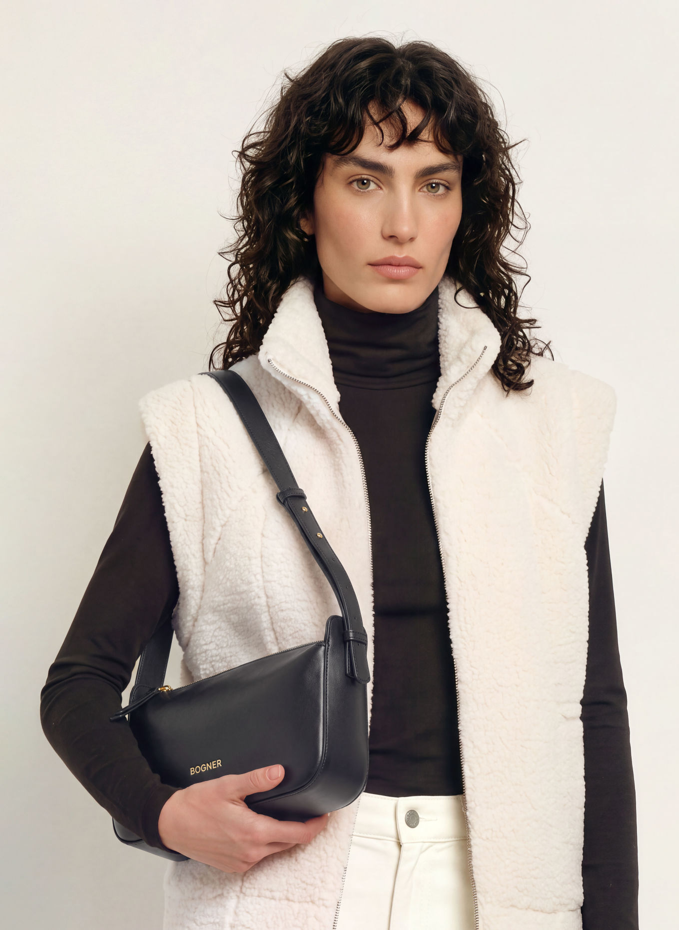 BOGNER LOGES GRANDES YAEL Crossbody bag: BLACK / GOLD
