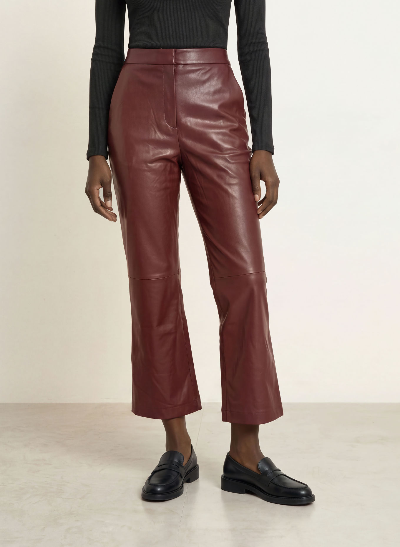 Calvin Klein 7/8-length trousers in leather-look design: DARK RED