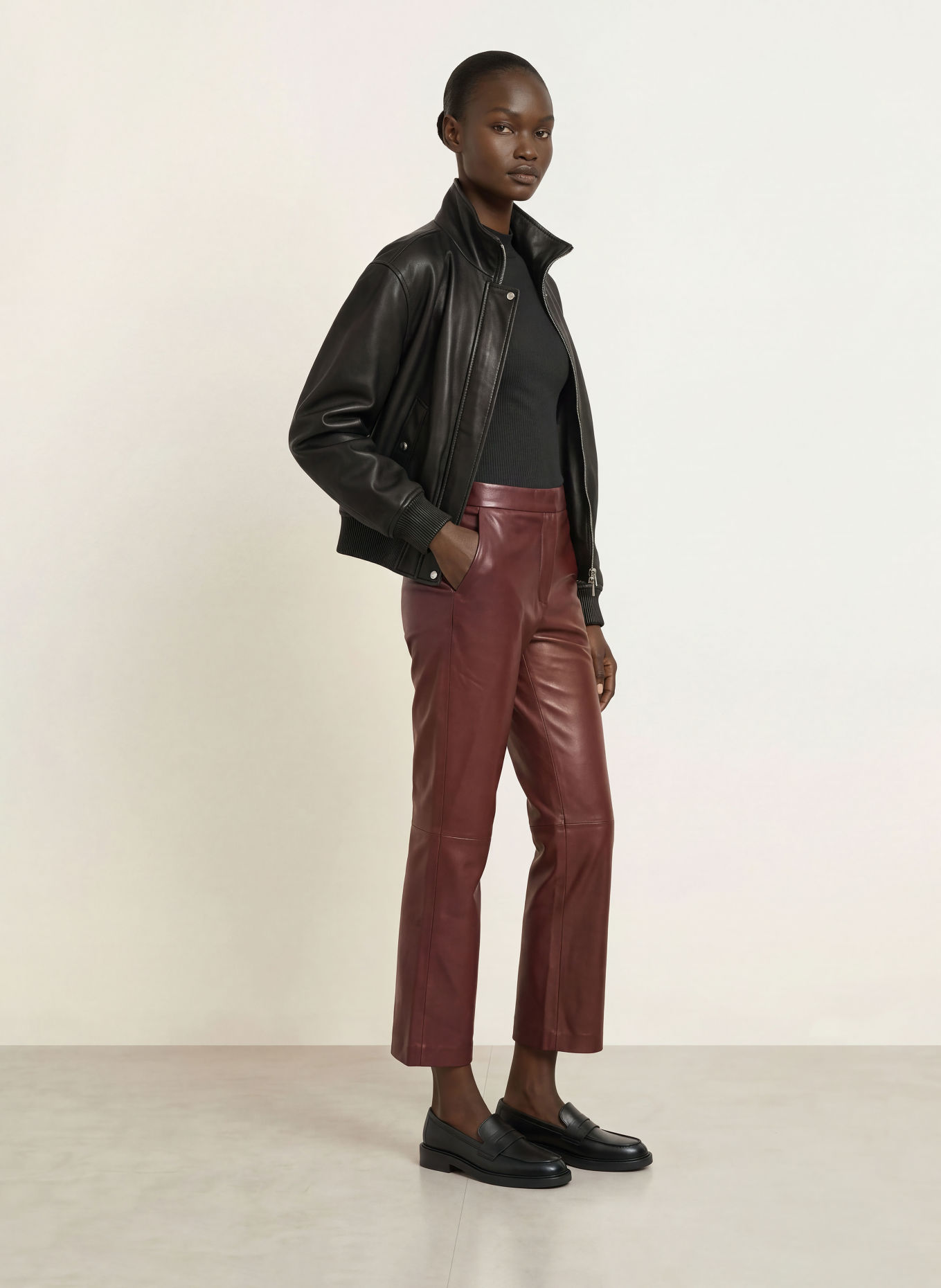 Calvin Klein 7/8-length trousers in leather-look design: DARK RED