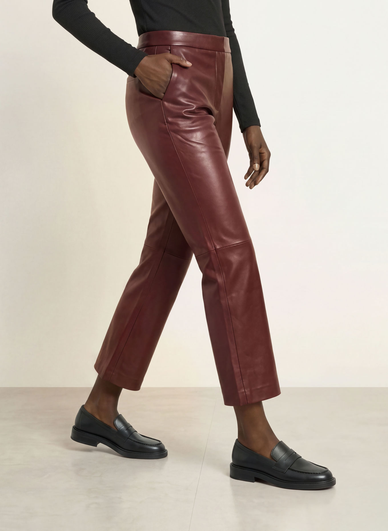 Calvin Klein 7/8-length trousers in leather-look design: DARK RED