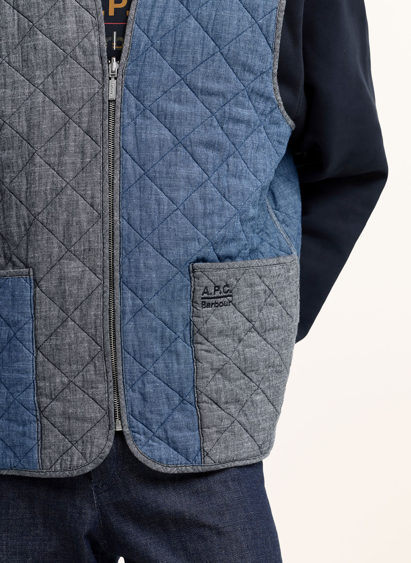 Barbour Steppweste in Jeansoptik: BLAUGRAU / BLAU