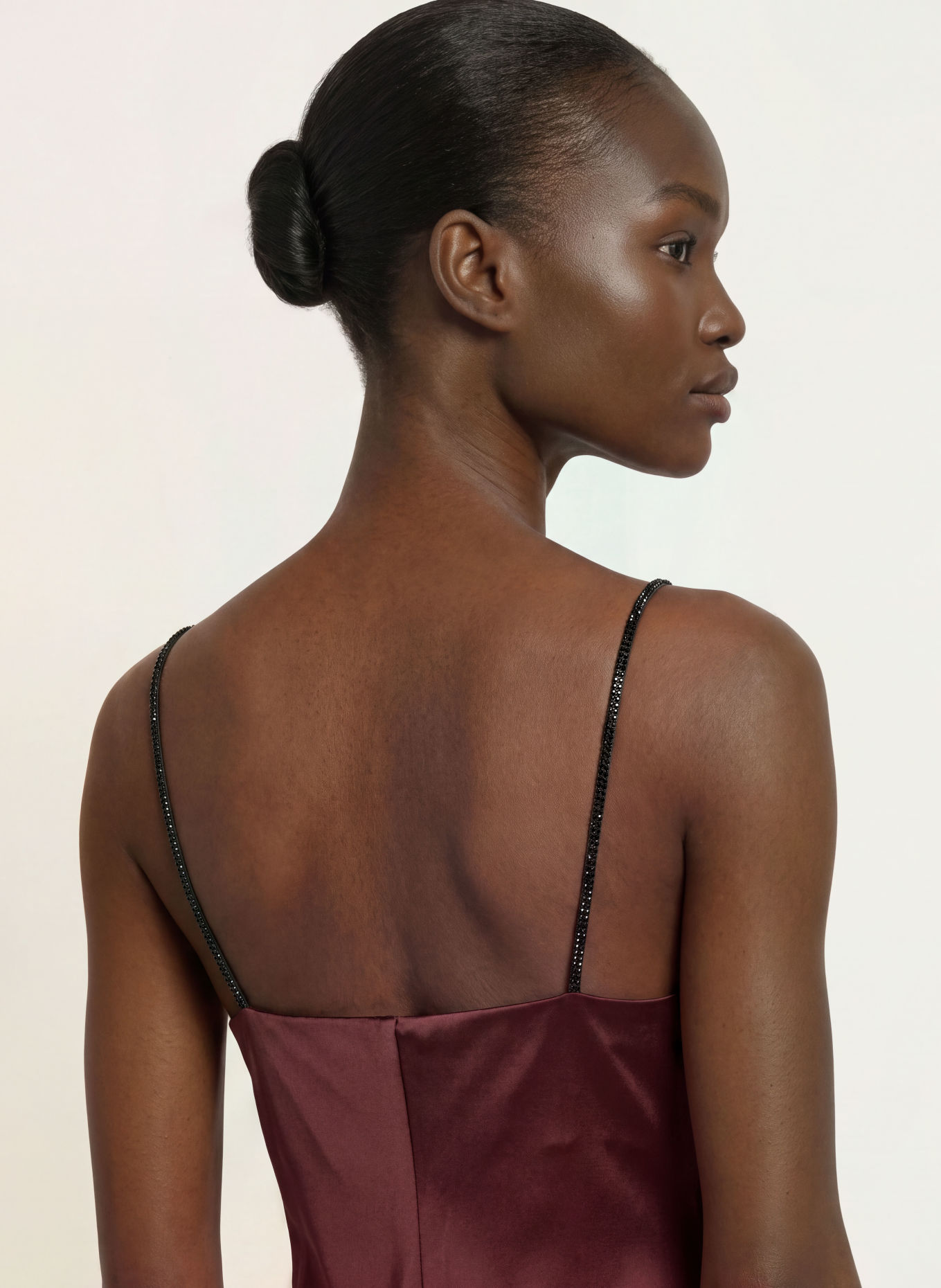 HUGO Abendkleid KIBLE aus Satin mit Schmucksteinen: DUNKELROT