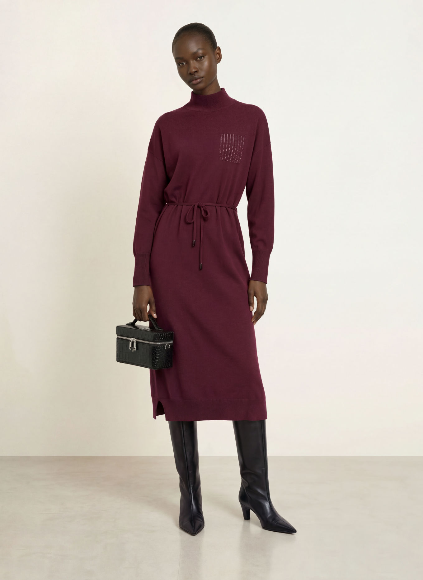 PESERICO Strickkleid mit Seide und Schmucksteinen: DUNKELROT