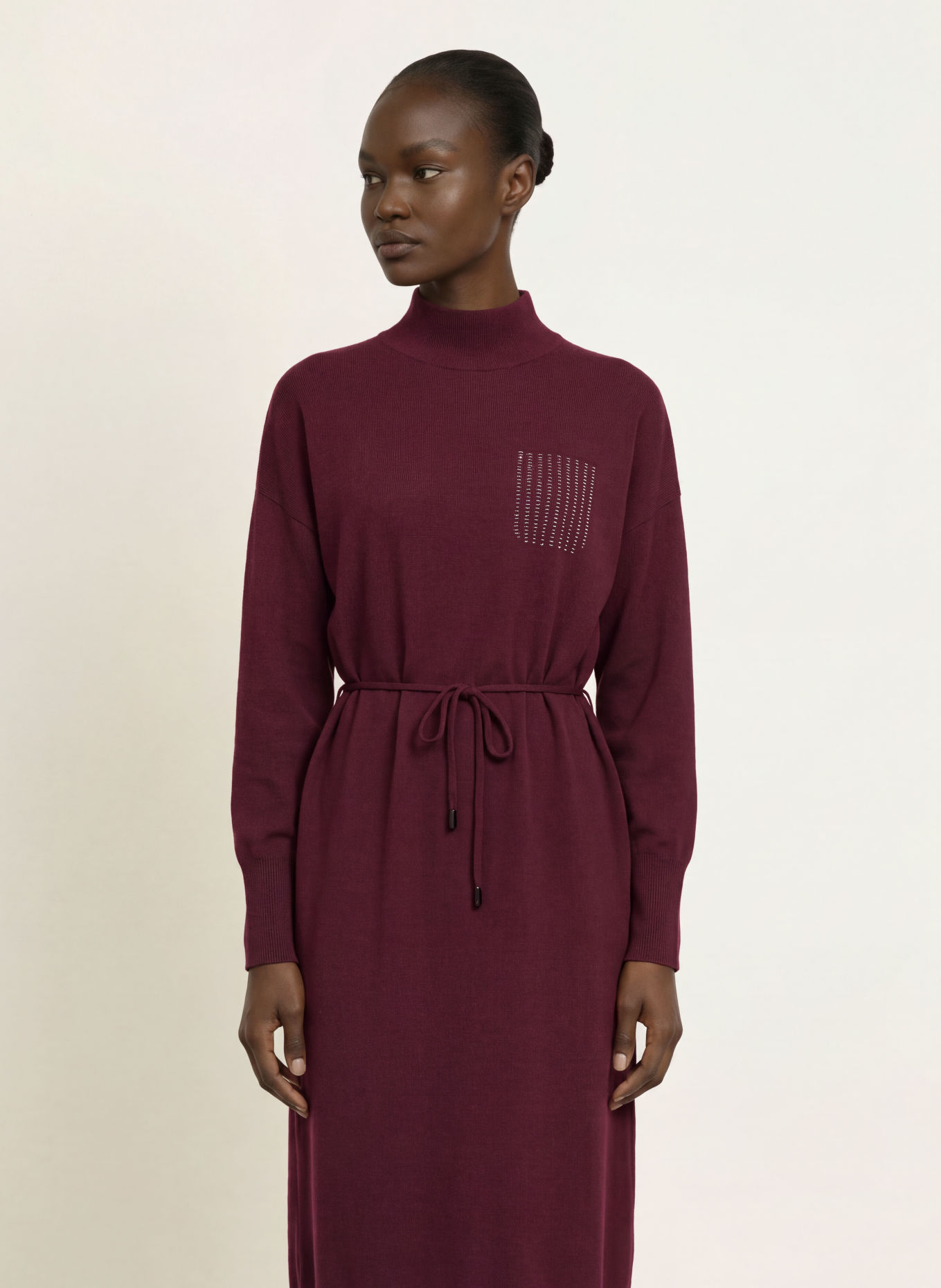 PESERICO Strickkleid mit Seide und Schmucksteinen: DUNKELROT