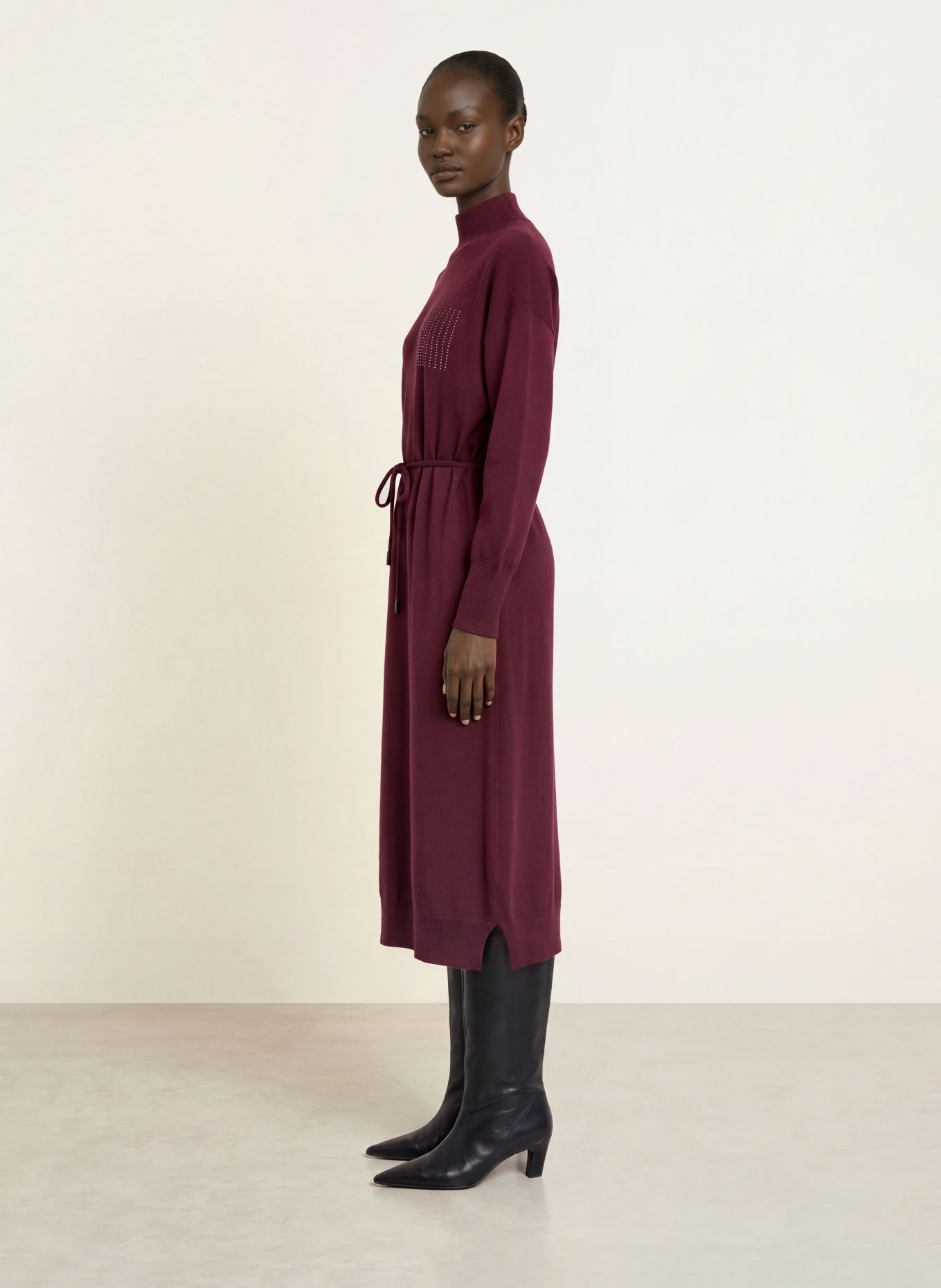 PESERICO Strickkleid mit Seide und Schmucksteinen: DUNKELROT