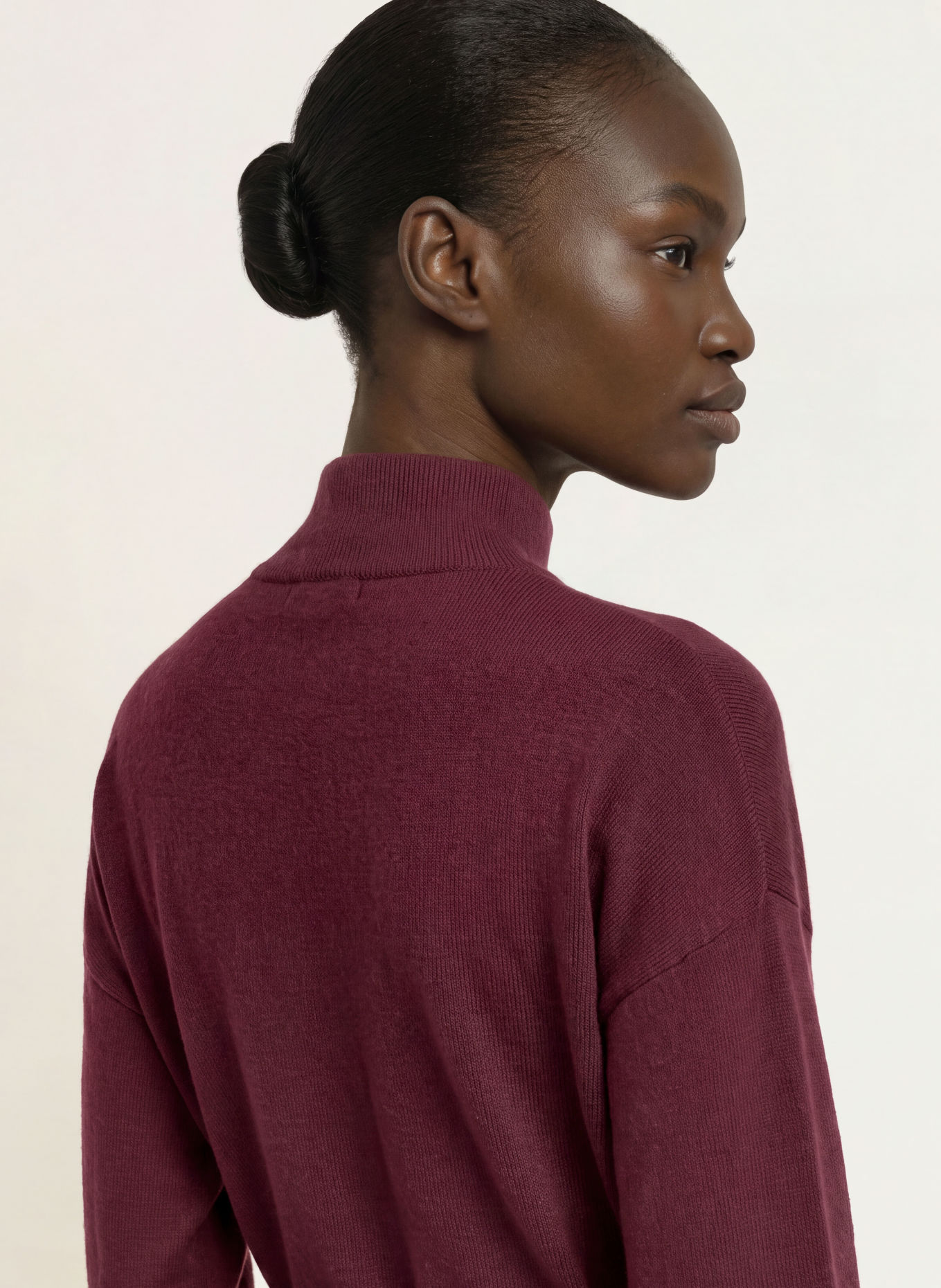 PESERICO Strickkleid mit Seide und Schmucksteinen: DUNKELROT