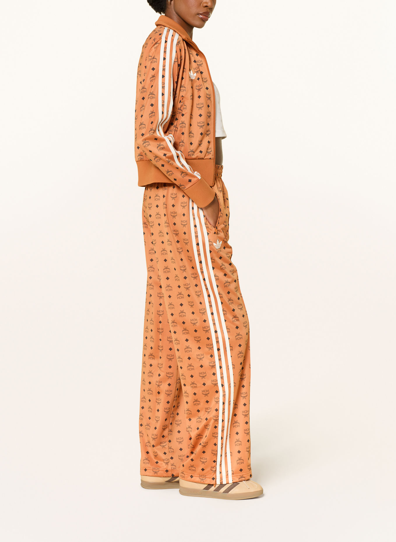 adidas Track Pants FC BAYERN 26/27 MCM MÜNCHEN: COGNAC / WEISS / SCHWARZ