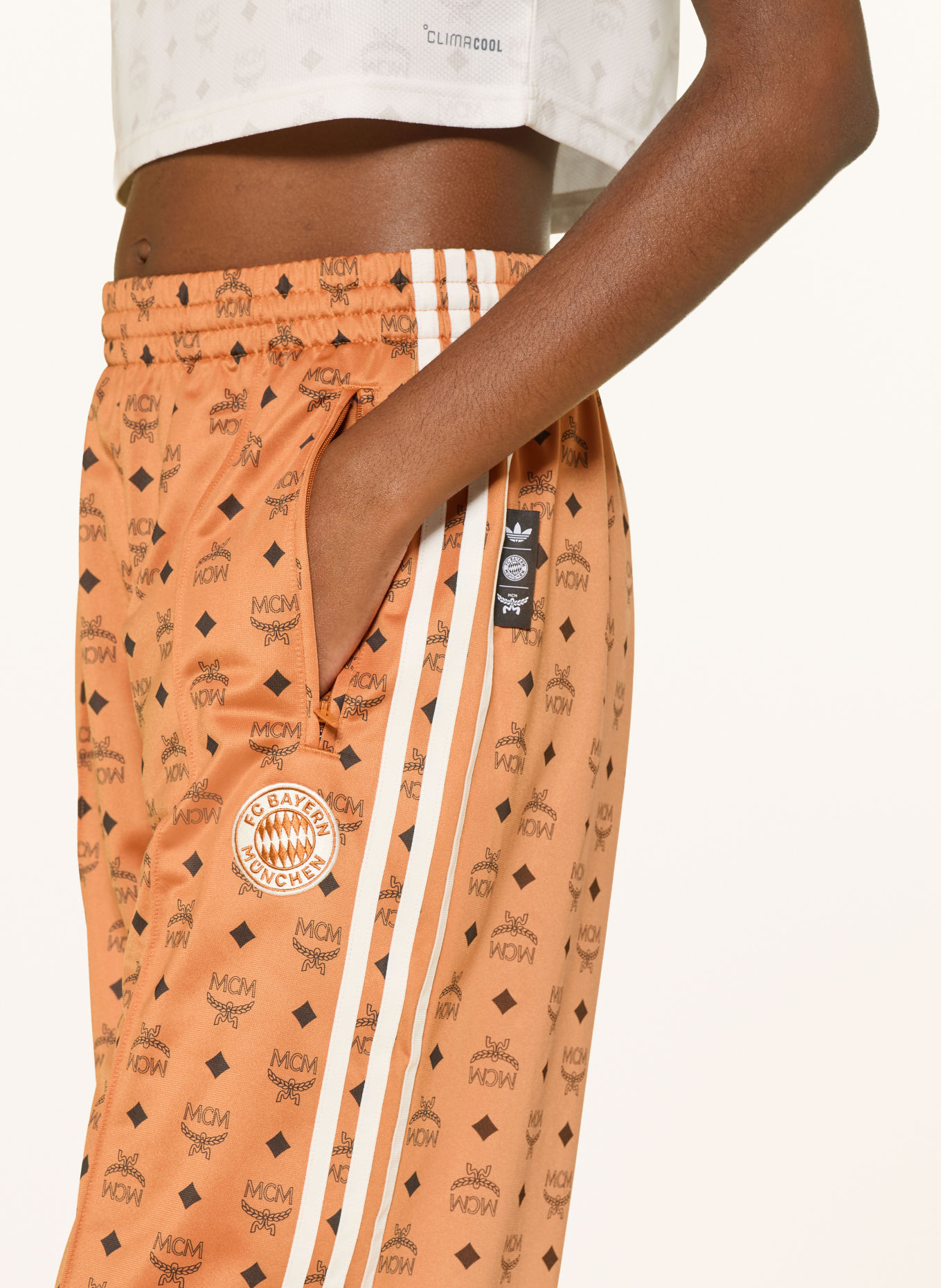 adidas Track Pants FC BAYERN 26/27 MCM MÜNCHEN: COGNAC / WEISS / SCHWARZ