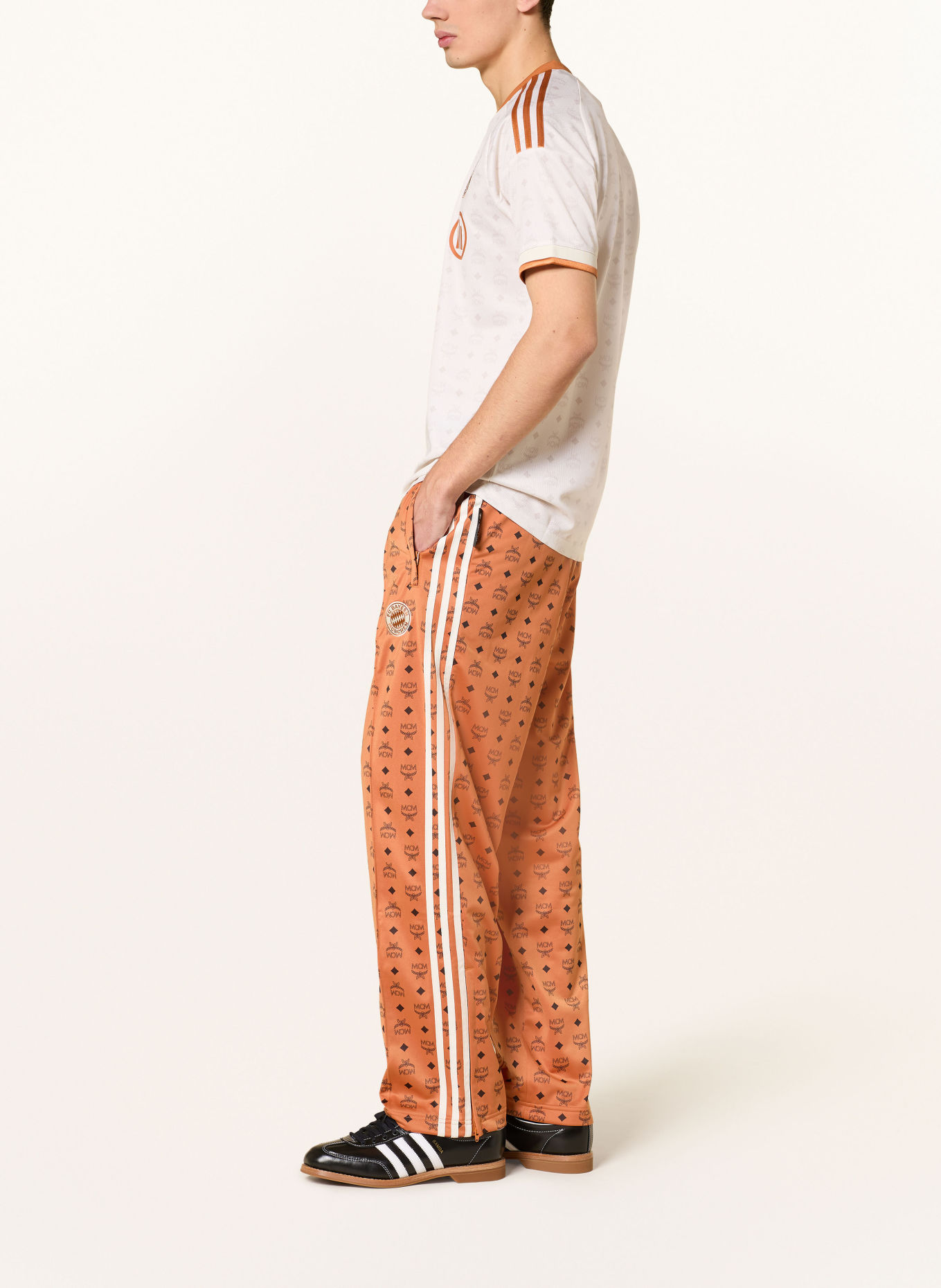 adidas Track Pants FC BAYERN 26/27 MCM MÜNCHEN: COGNAC / WEISS / SCHWARZ