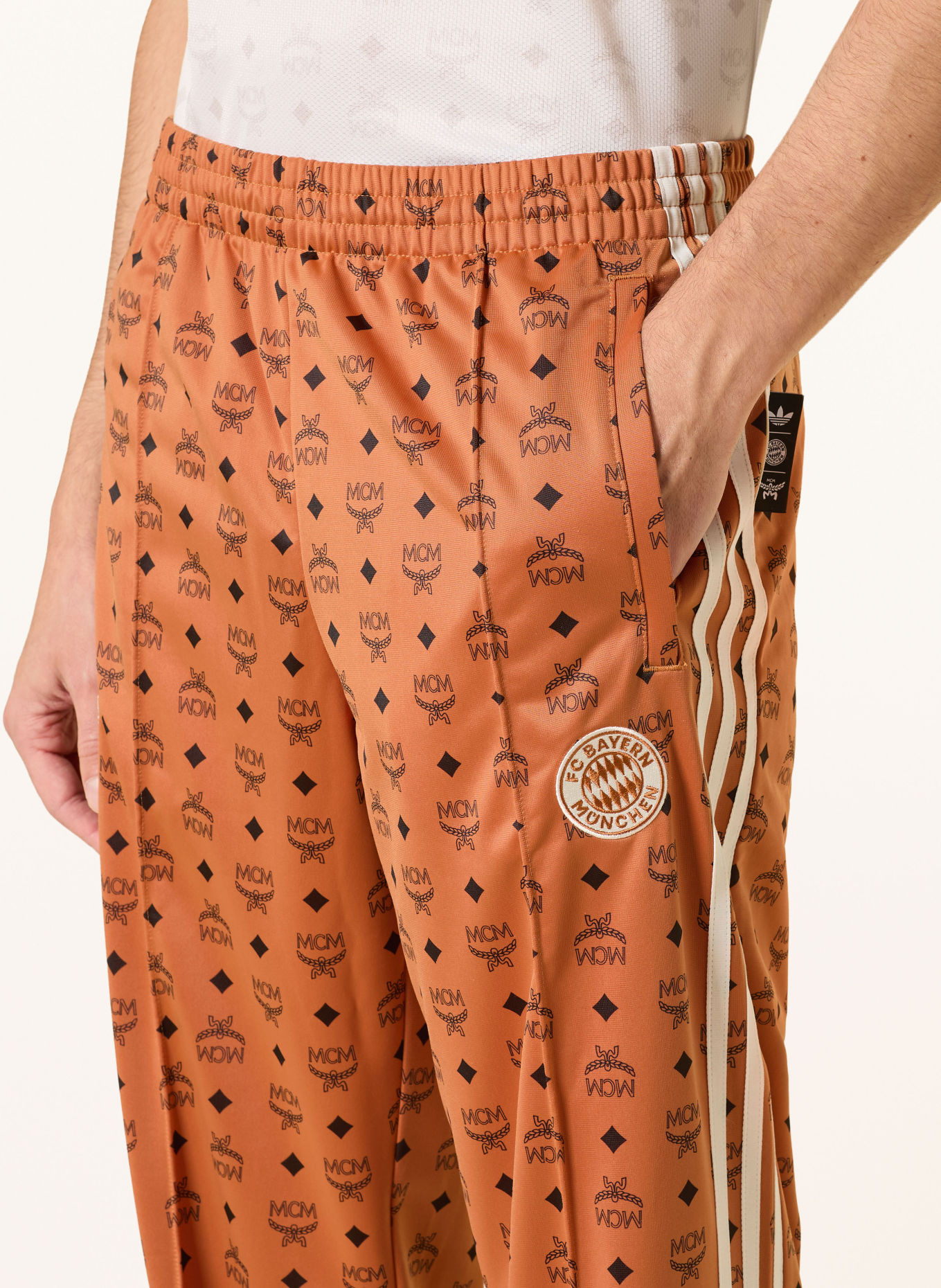 adidas Track Pants FC BAYERN 26/27 MCM MÜNCHEN: COGNAC / WEISS / SCHWARZ