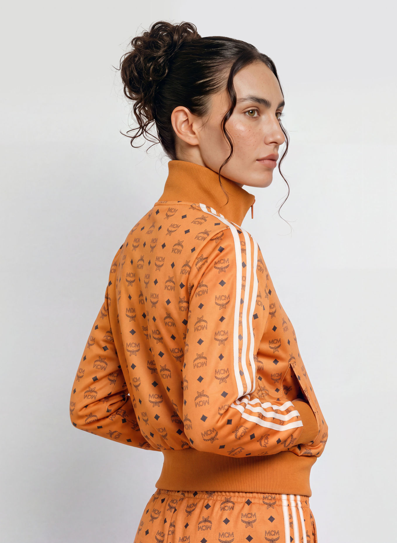 adidas Trainingsjacke FC BAYERN 26/27 MCM MÜNCHEN: COGNAC / WEISS / SCHWARZ