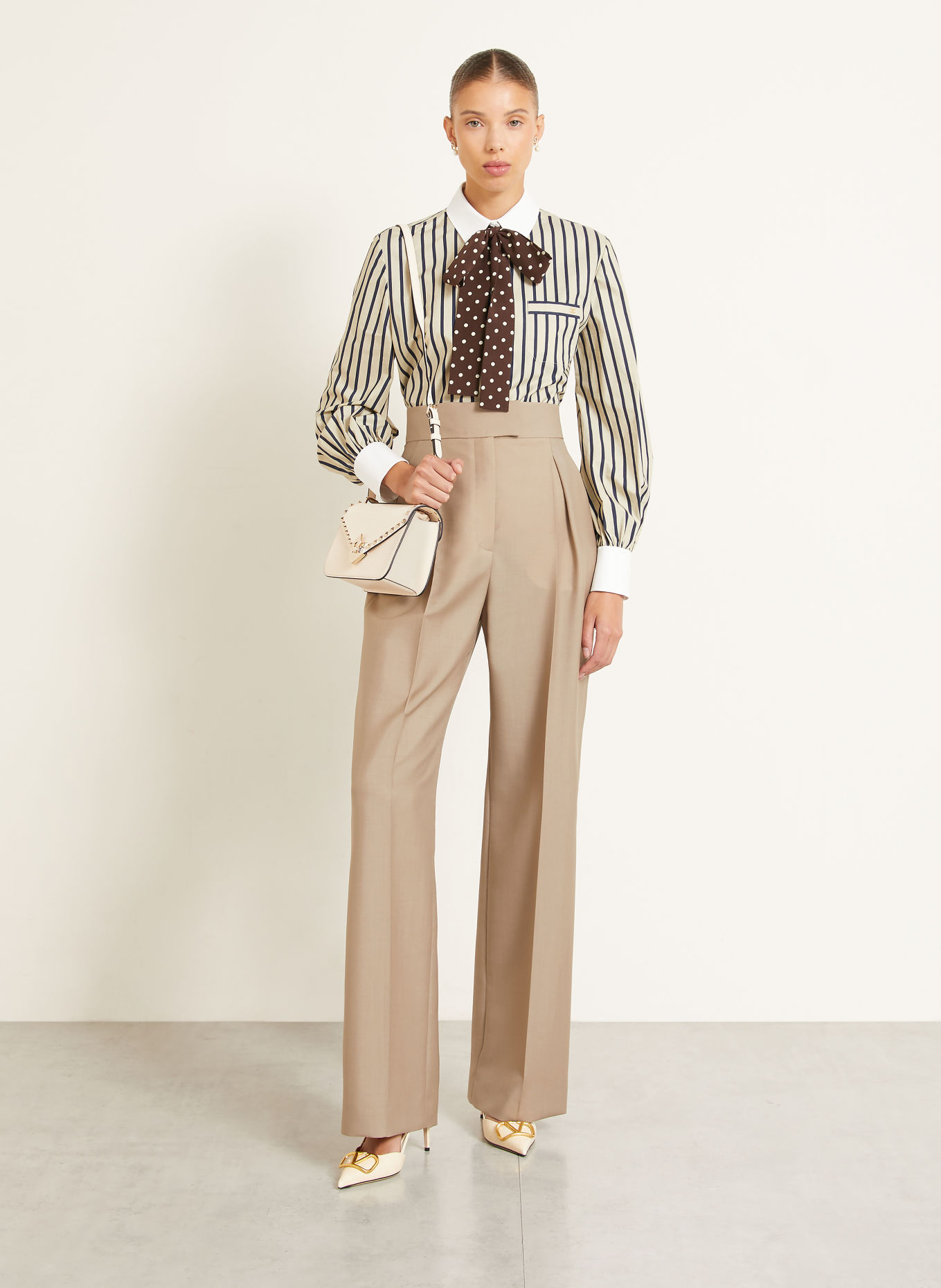 VALENTINO GARAVANI Torba na ramię ROCKSTUD SMALL: KREMOWY / ZŁOTY