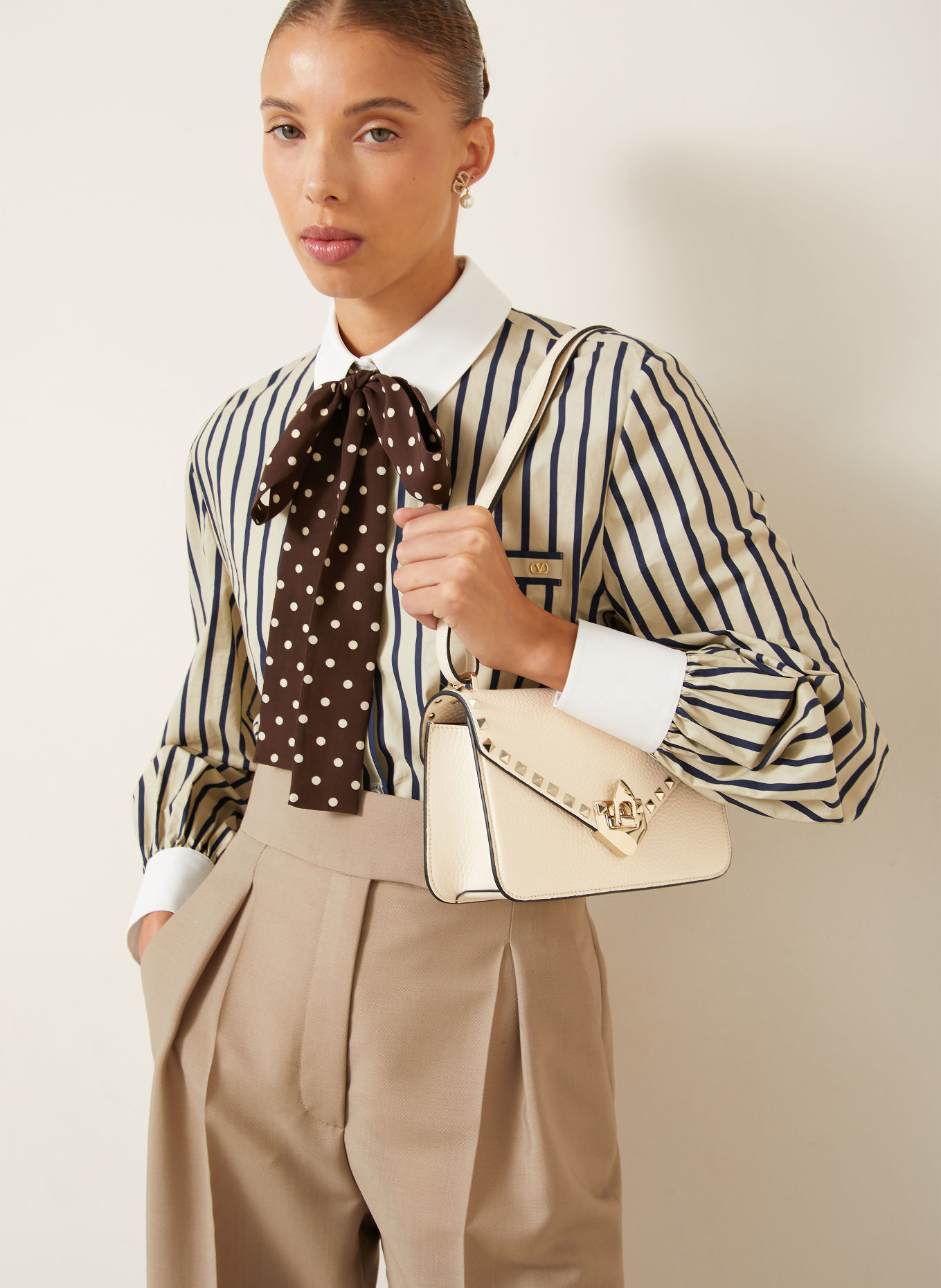 VALENTINO GARAVANI Torba na ramię ROCKSTUD SMALL: KREMOWY / ZŁOTY