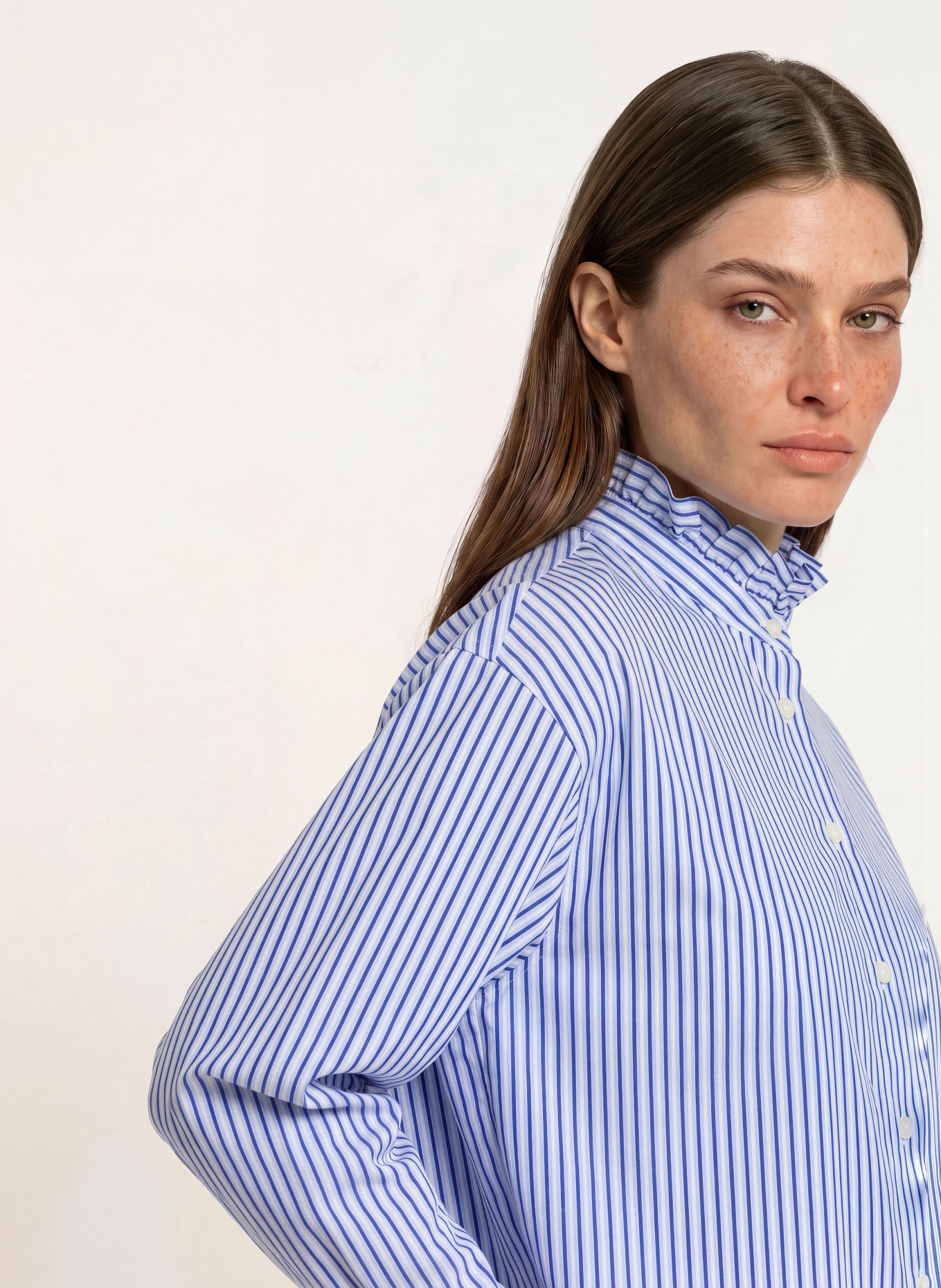 ROBERT FRIEDMAN Bluse VIOLET mit Rüschen: WEISS / HELLBLAU / DUNKELBLAU
