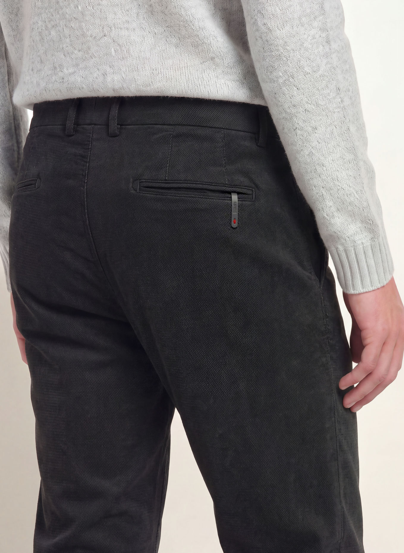 CINQUE CIDON-chino van fluweel, taps toelopende pasvorm: ZWART