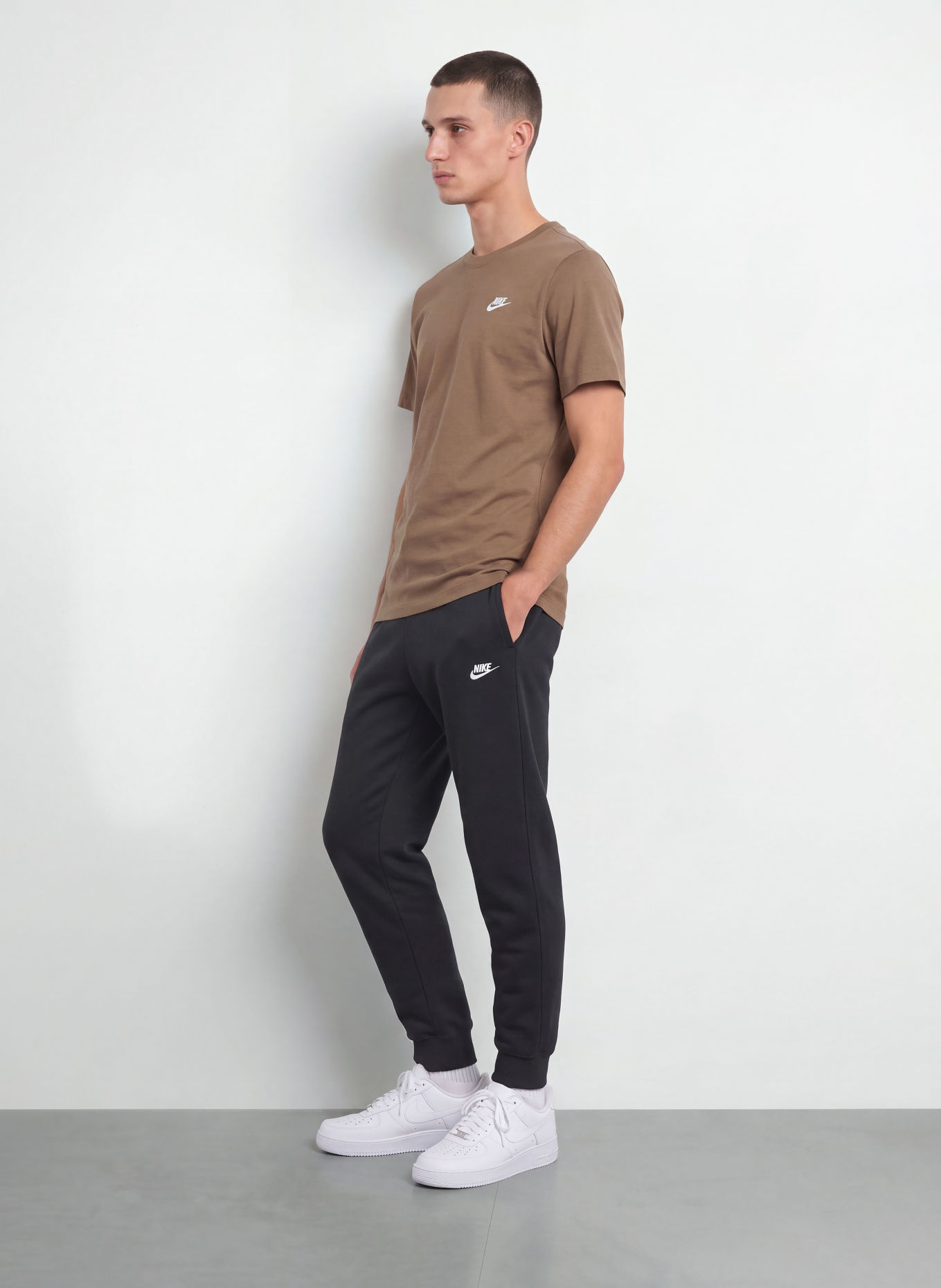 Nike SPORTSWEAR CLUB T-shirt: DARK BROWN