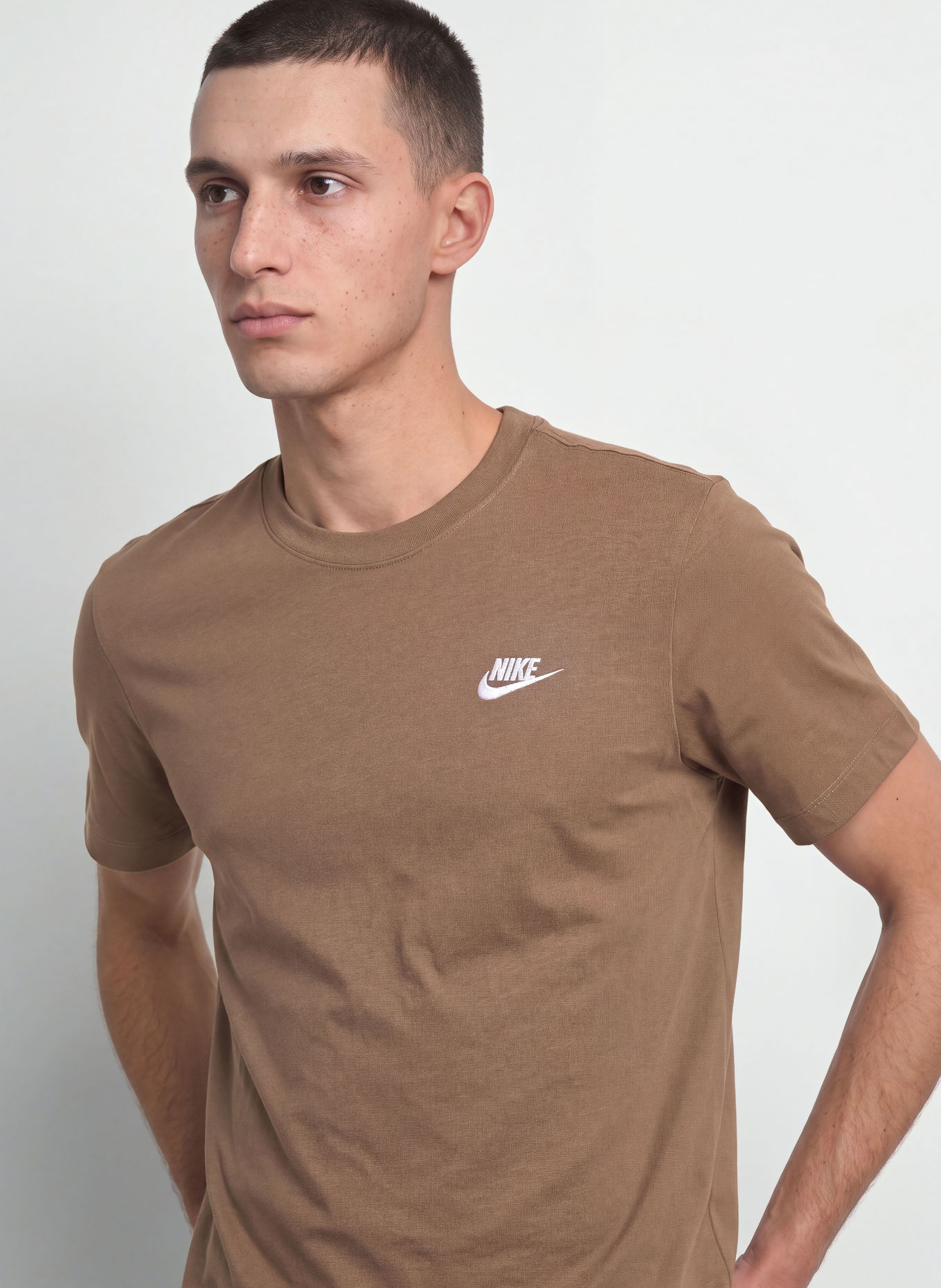 Nike SPORTSWEAR CLUB T-shirt: DARK BROWN