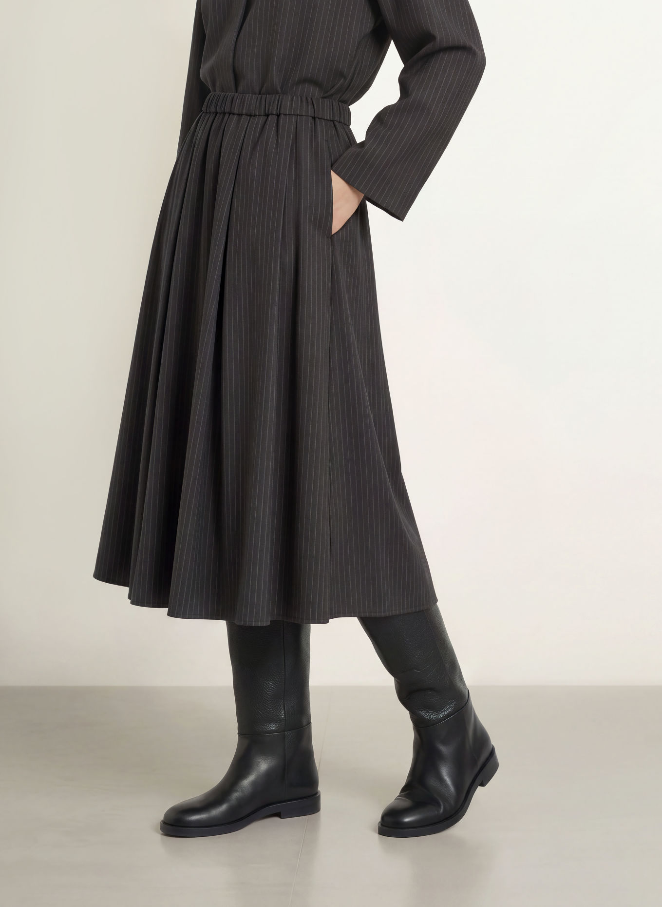 Stylein BORINA Pleated Skirt: DARK BROWN / LIGHT BROWN