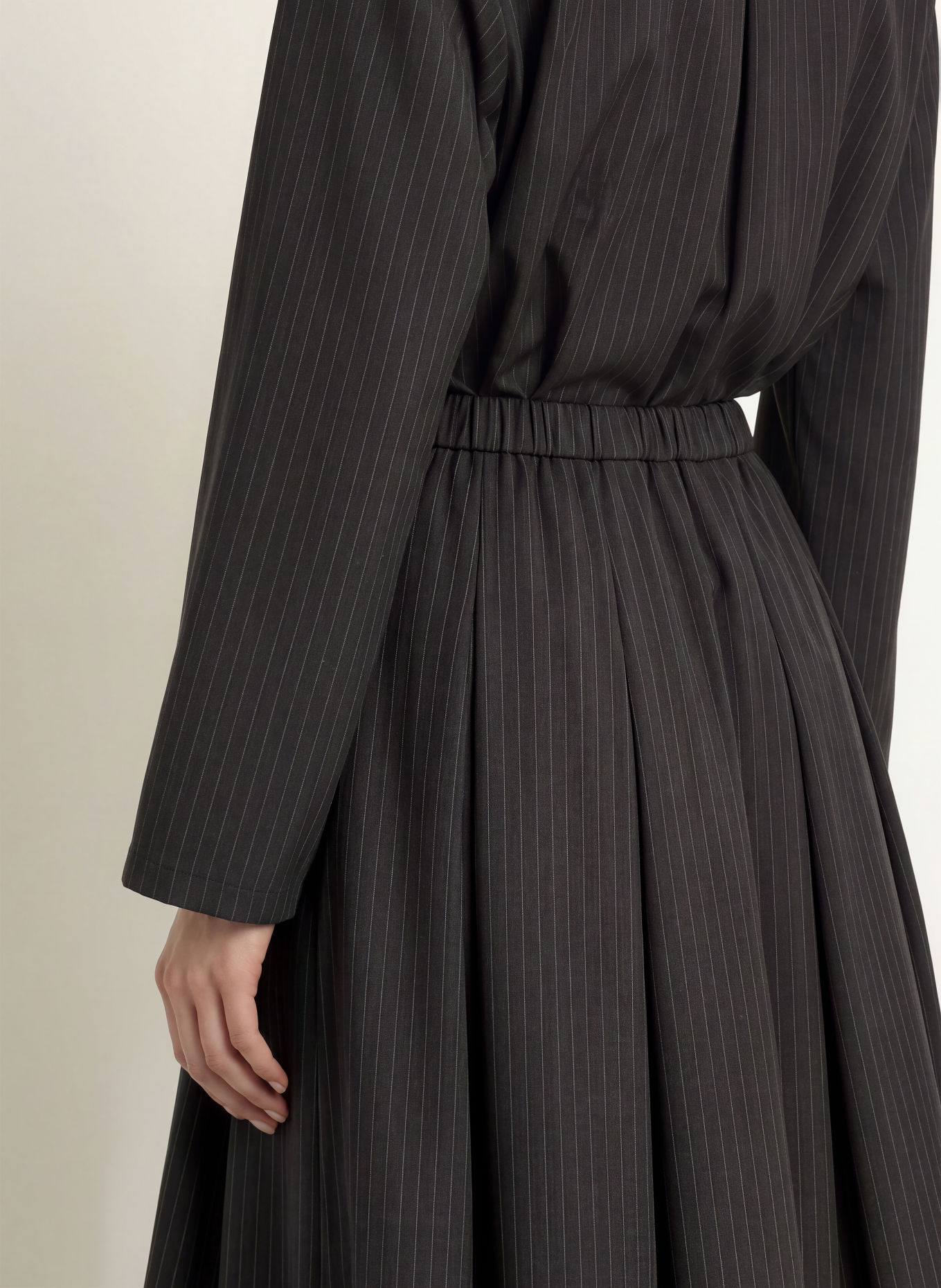 Stylein BORINA Pleated Skirt: DARK BROWN / LIGHT BROWN