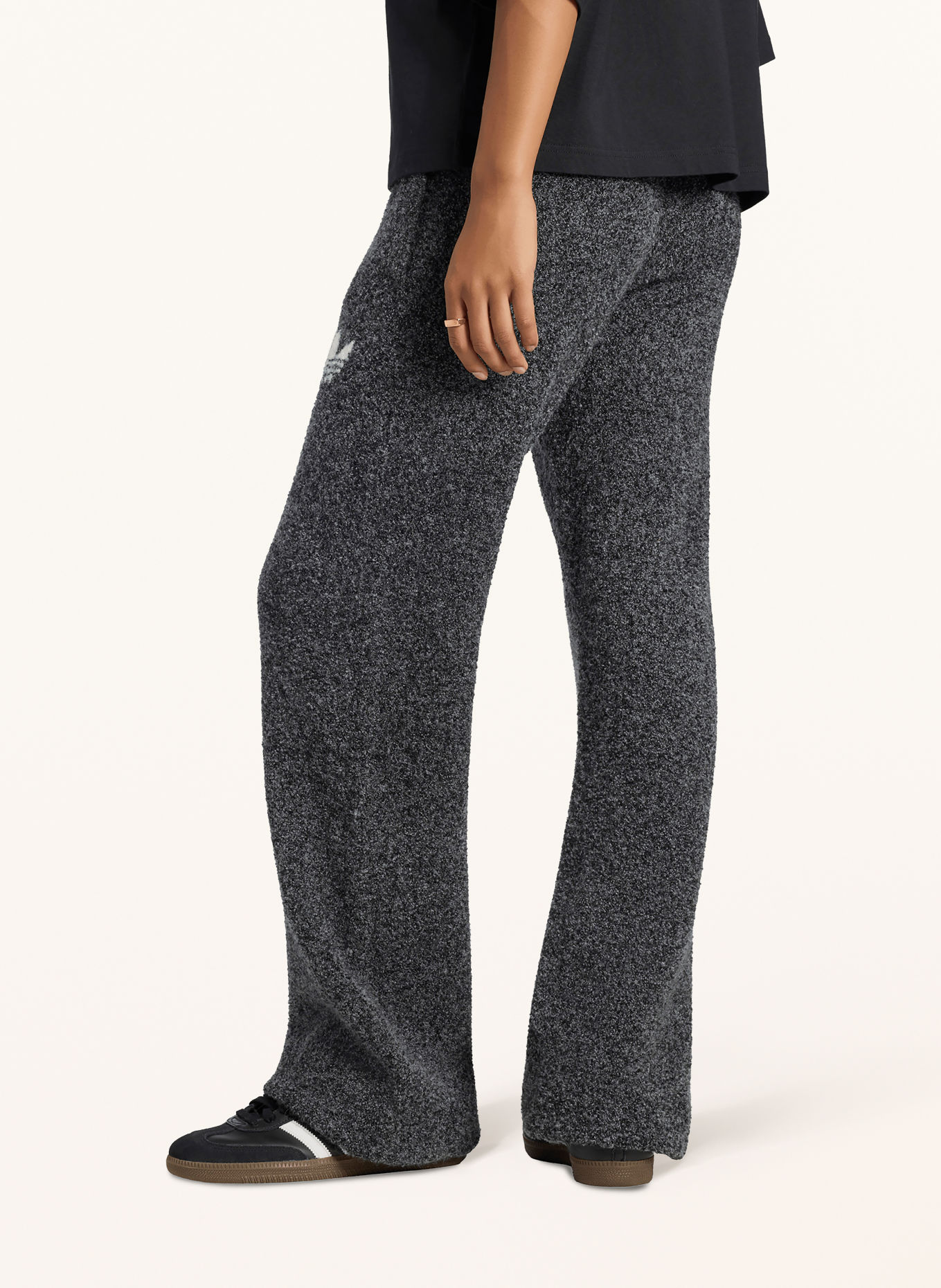 adidas Originals Spodnie treningowe ESSENTIALS z tkaniny bouclé: CZARNY / CZIEMNOSZARY