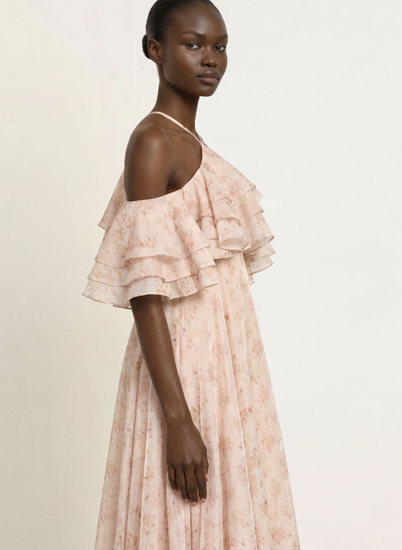 TED BAKER Sukienka z odkrytymi ramionami CEYLIA z falbanami: KREMOWY / RÓŻOWY / OLIWKOWY