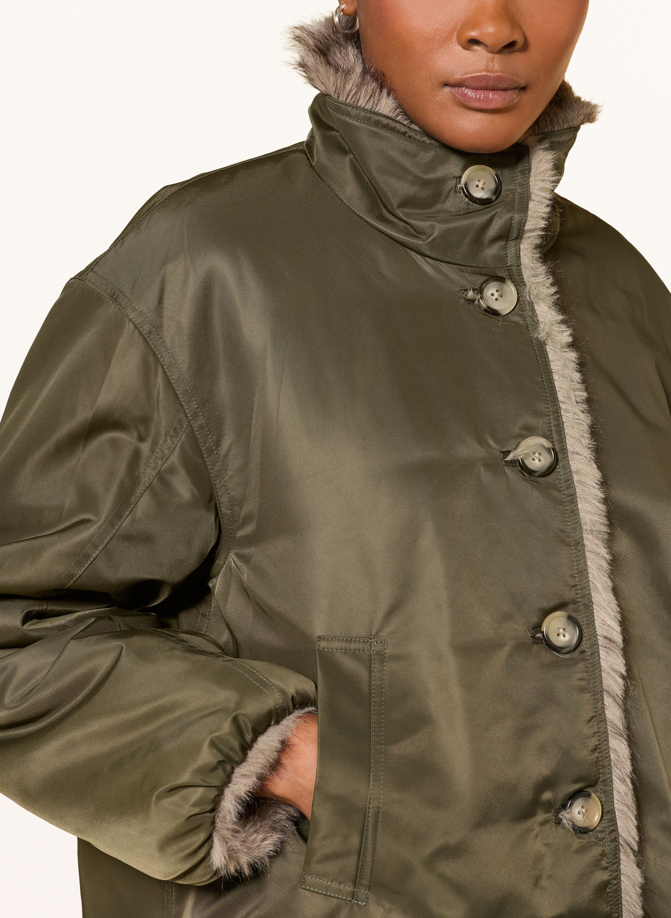 Veronica Beard VARELL-jakke i kunstpels, der kan vendes: KHAKI / TAUPE