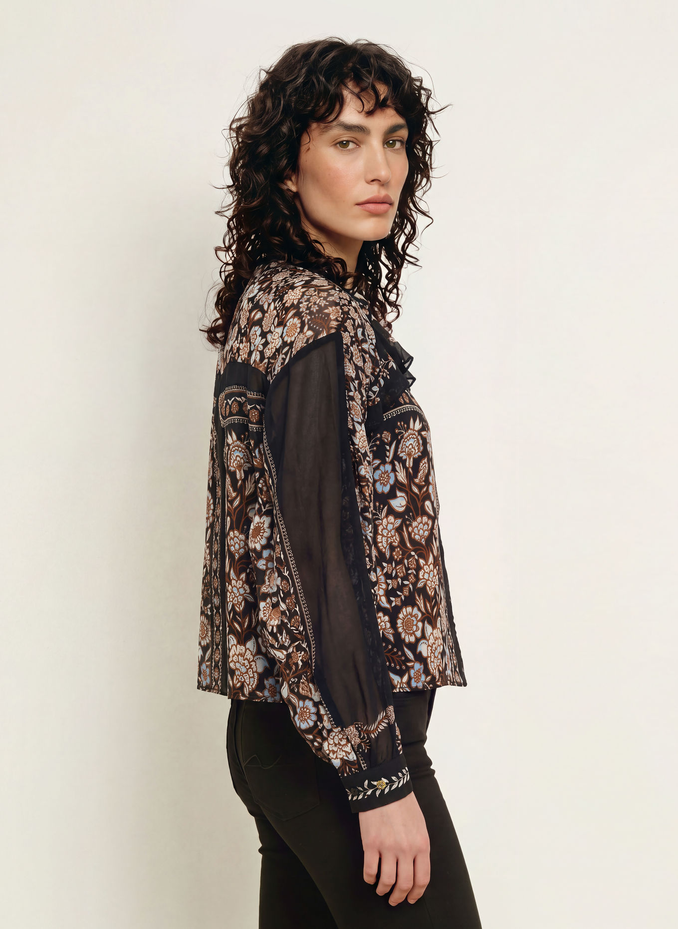 FARM RIO Bluse DANIELA mit Volants: SCHWARZ / HELLBLAU / WEISS