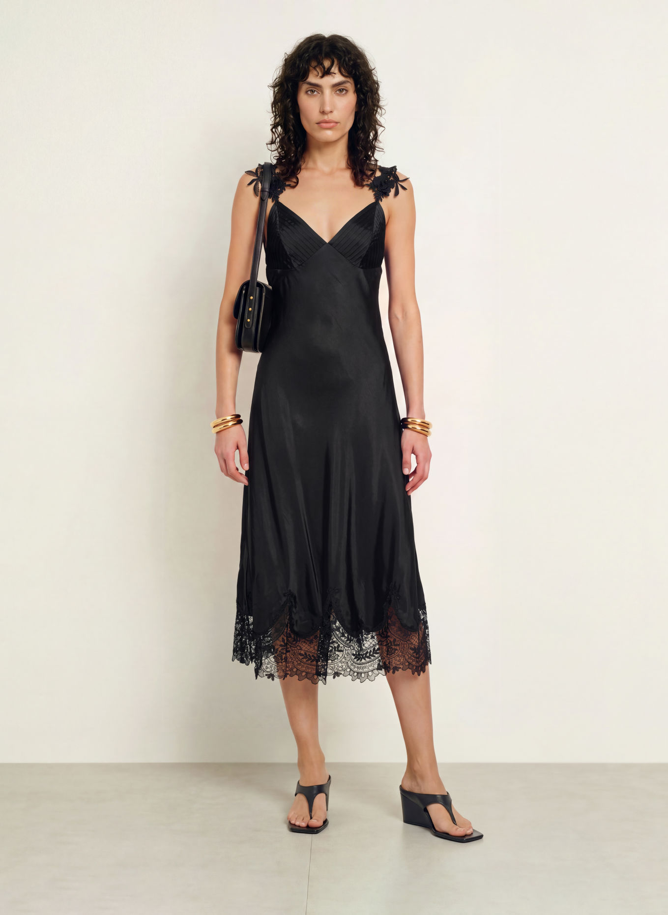 FARM RIO Robe en satin avec de la dentelle: NOIR