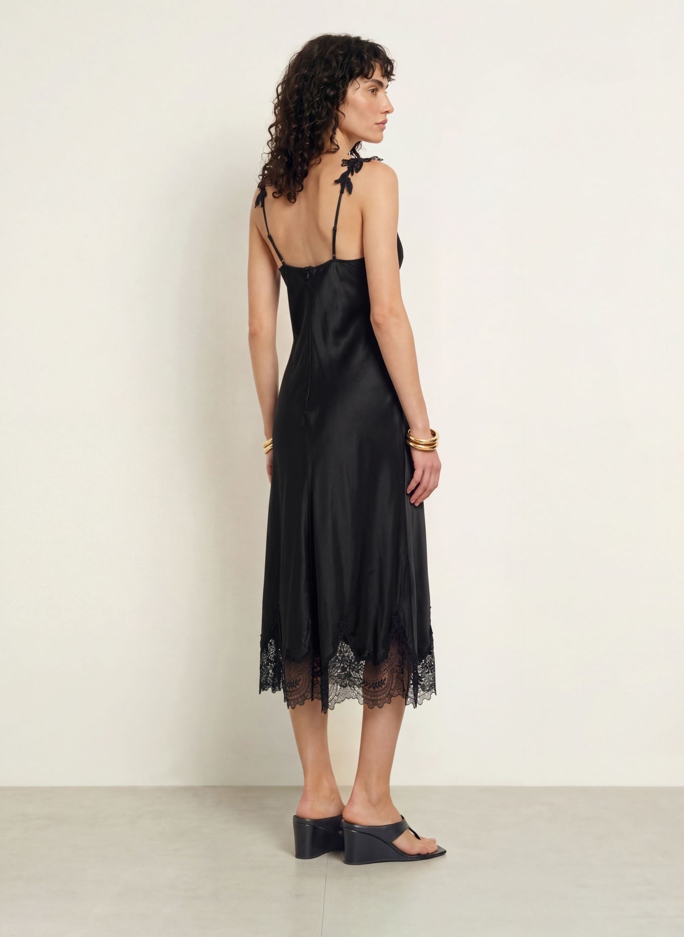 FARM RIO Robe en satin avec de la dentelle: NOIR