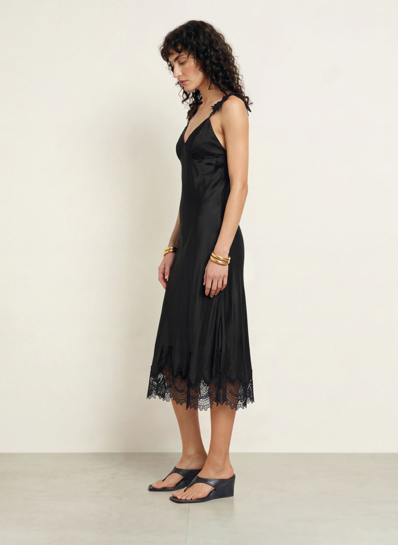 FARM RIO Robe en satin avec de la dentelle: NOIR