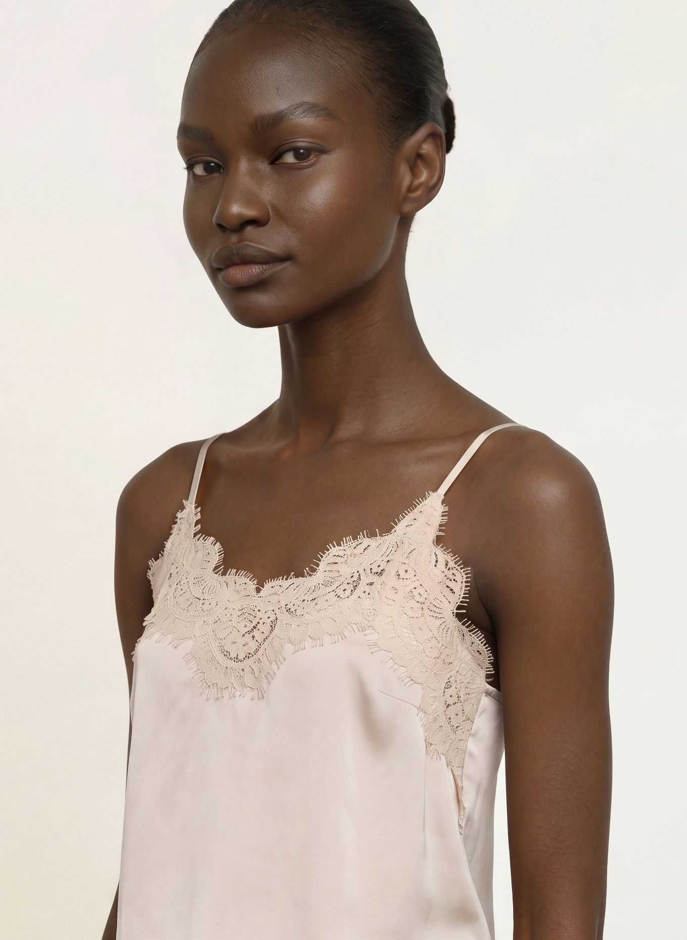 InWear Satijnen top ORAHIW met kant: CRÈME