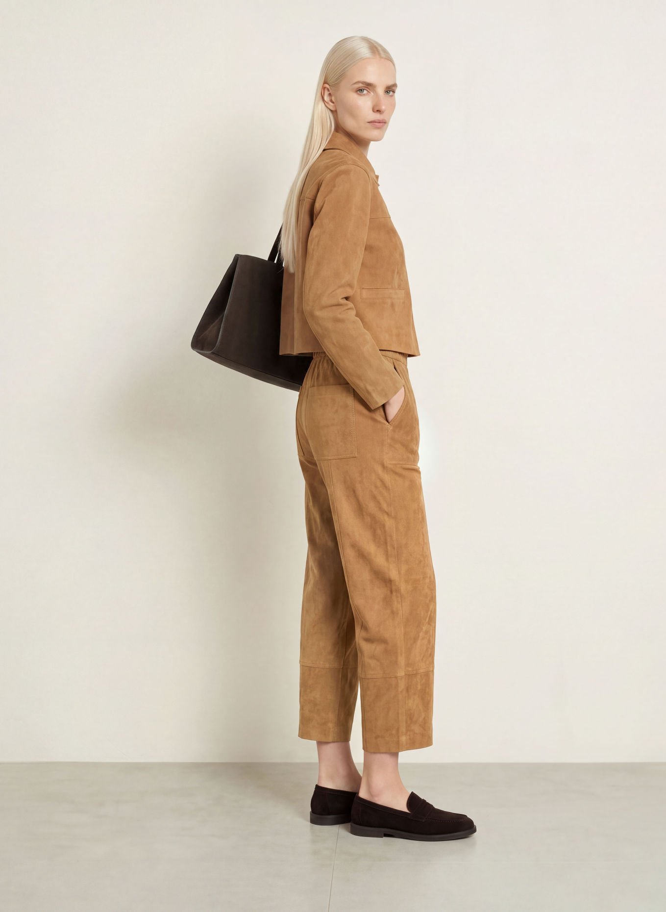OPUS PANTS Byxor METTA CARGO i läderlook: KONJAK