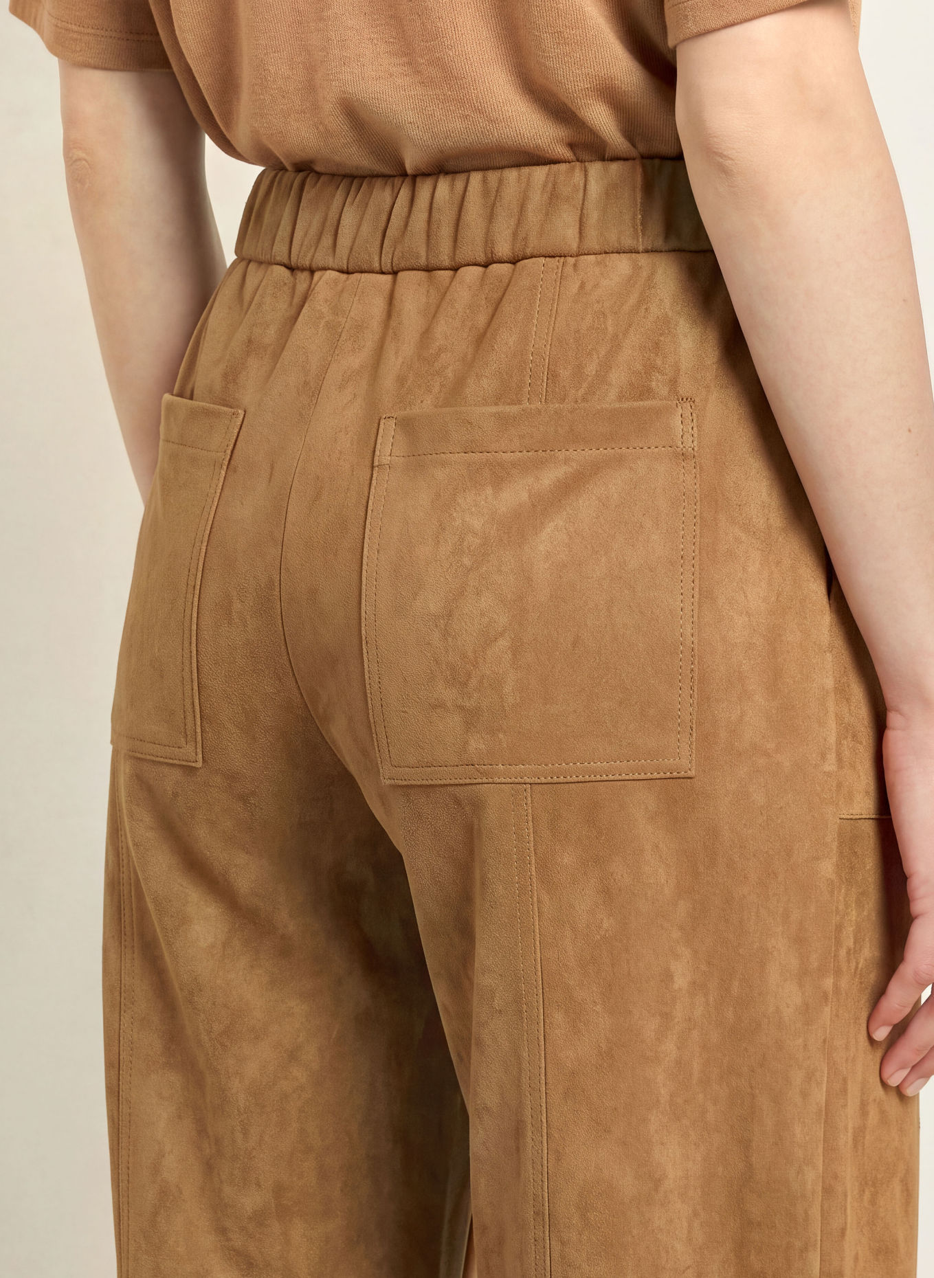 OPUS PANTS Byxor METTA CARGO i läderlook: KONJAK