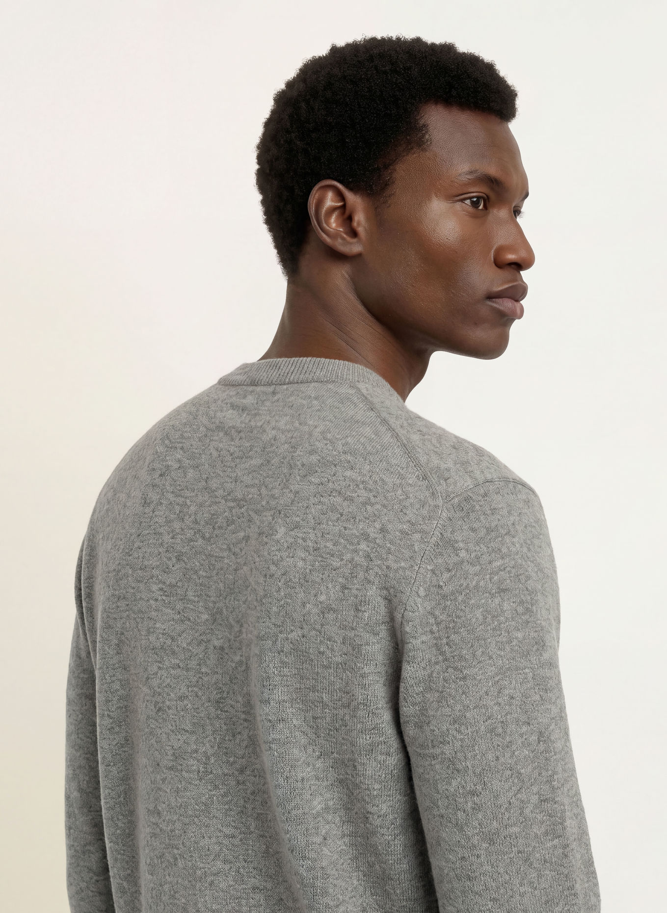 NN.07 Pull RAZ: GRIS