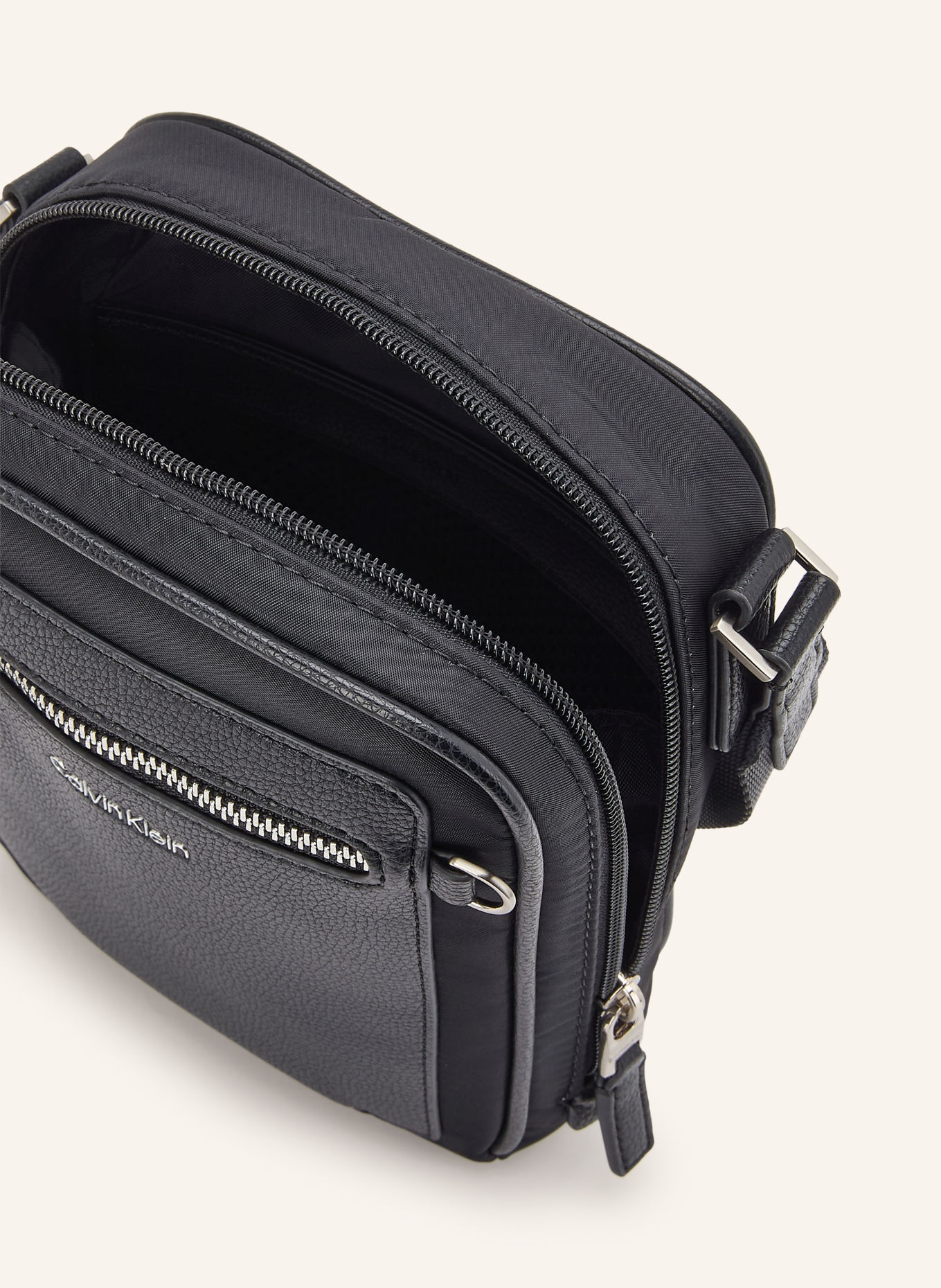 Calvin Klein Sac à bandoulière en mélange de matières: NOIR / ARGENT