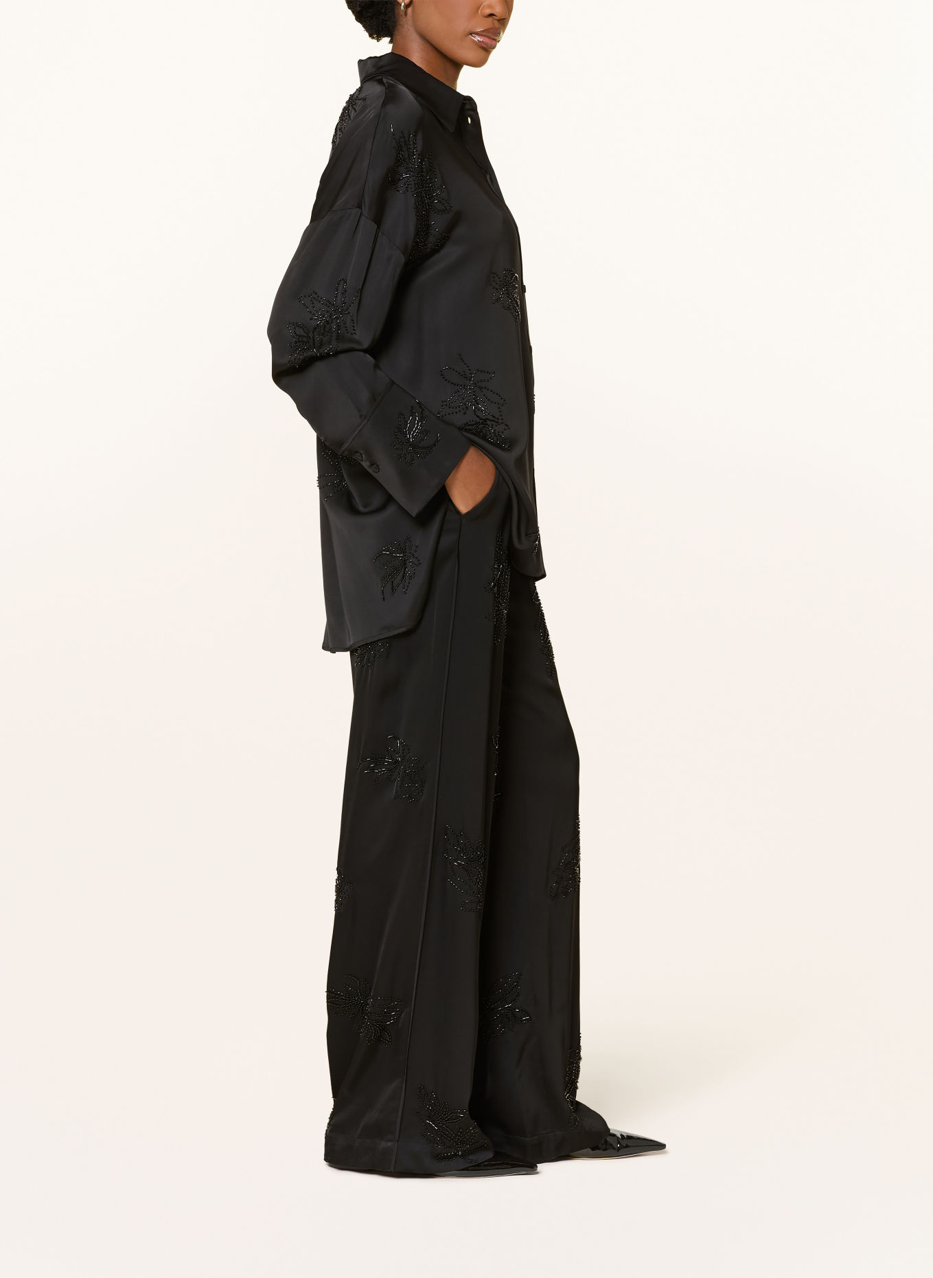 RIANI Marlenehose aus Satin mit Schmuckperlen: SCHWARZ