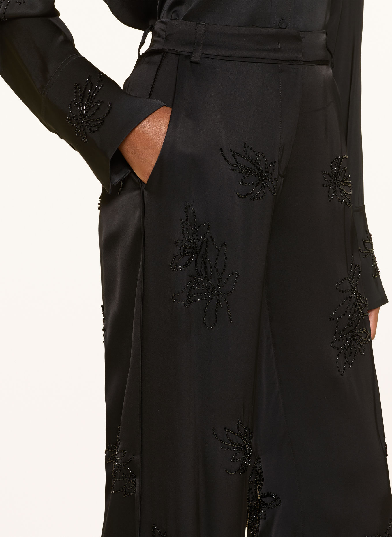 RIANI Marlenehose aus Satin mit Schmuckperlen: SCHWARZ