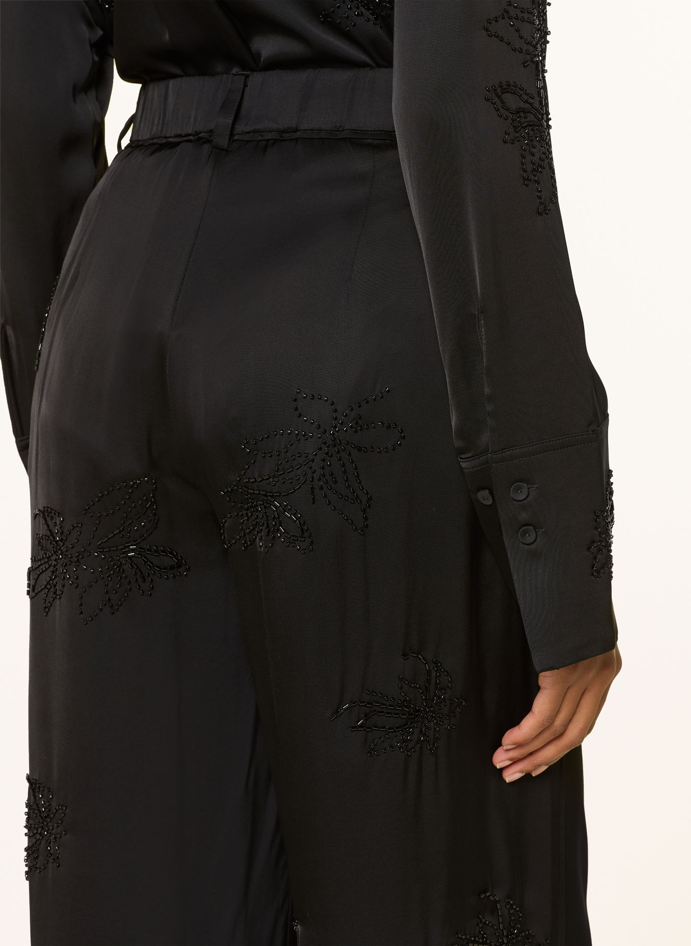 RIANI Marlenehose aus Satin mit Schmuckperlen: SCHWARZ