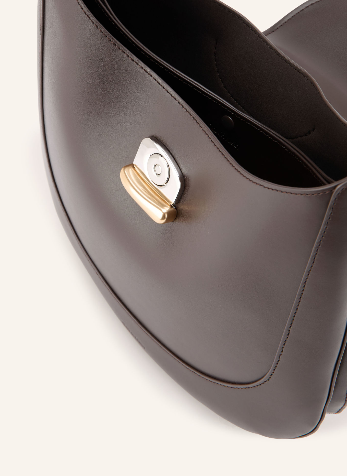 Calvin Klein Schultertasche MEDIUM: DUNKELBRAUN / SILBER / GOLD