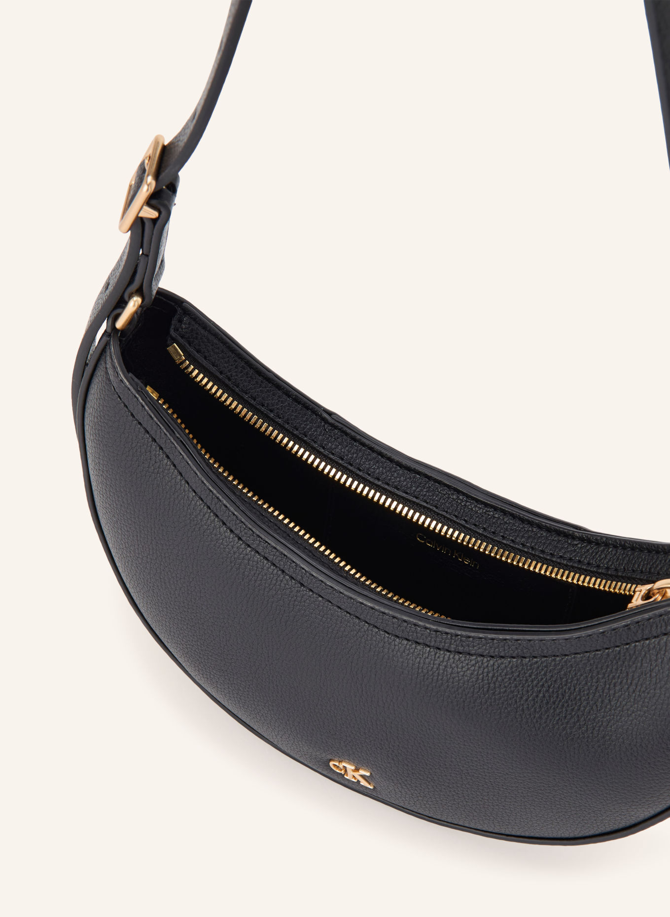 Calvin Klein Schultertasche CRESCENT: SCHWARZ / GOLD
