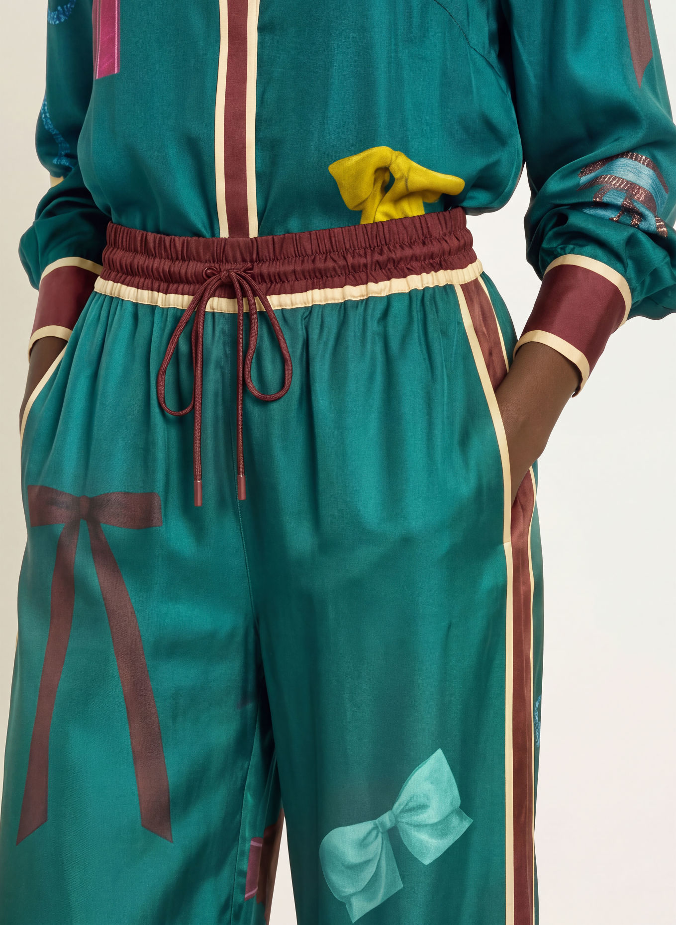 ALÉMAIS Pantalon en soie ROSETTE: BLEU PÉTROLE / MARRON / JAUNE CLAIR