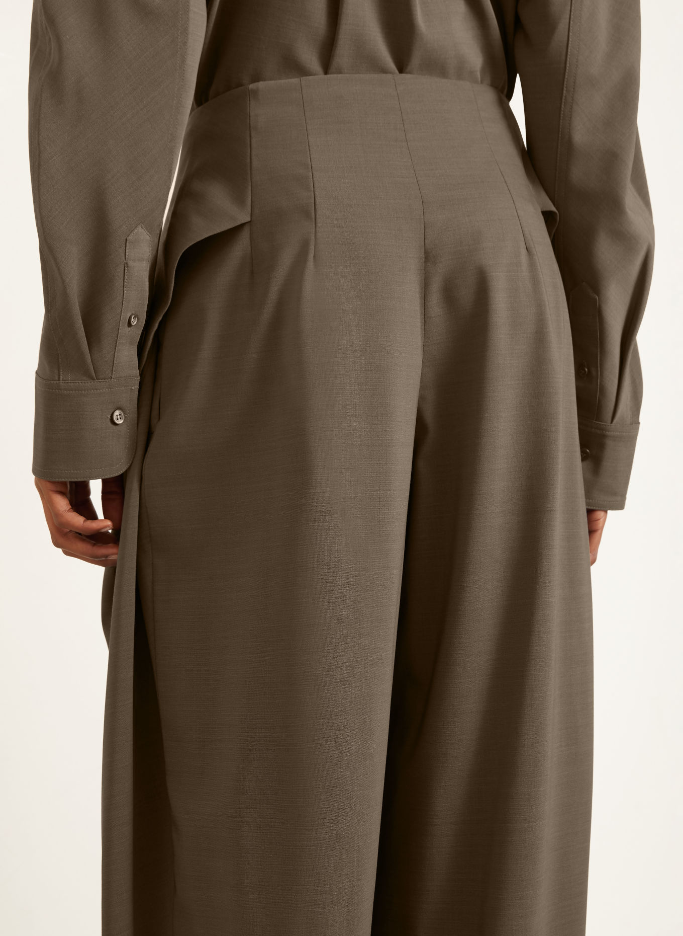 JACQUEMUS Marlenebyxor LE PANTALON CUBISTO: KHAKI